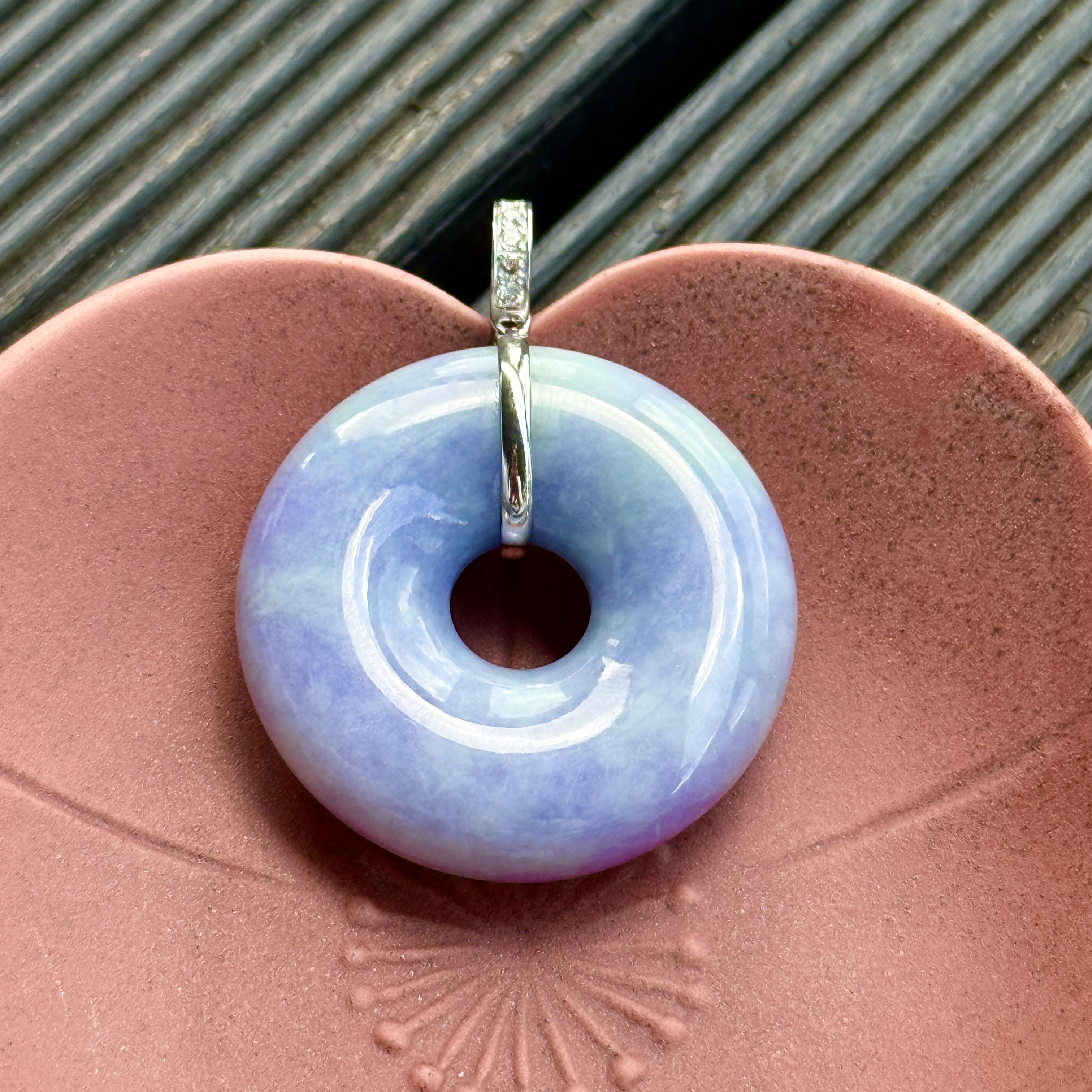 18K White Gold Lavender Donut Pendant (PJA01142)