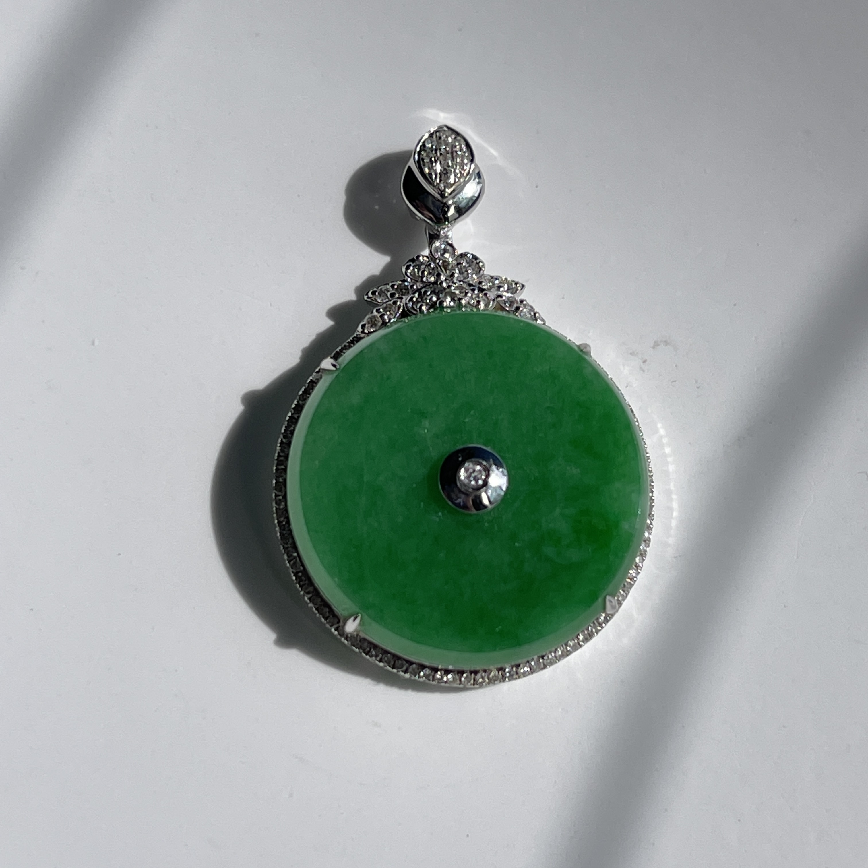 18K White Gold Round Green Jade Pendant  (PJA00051)