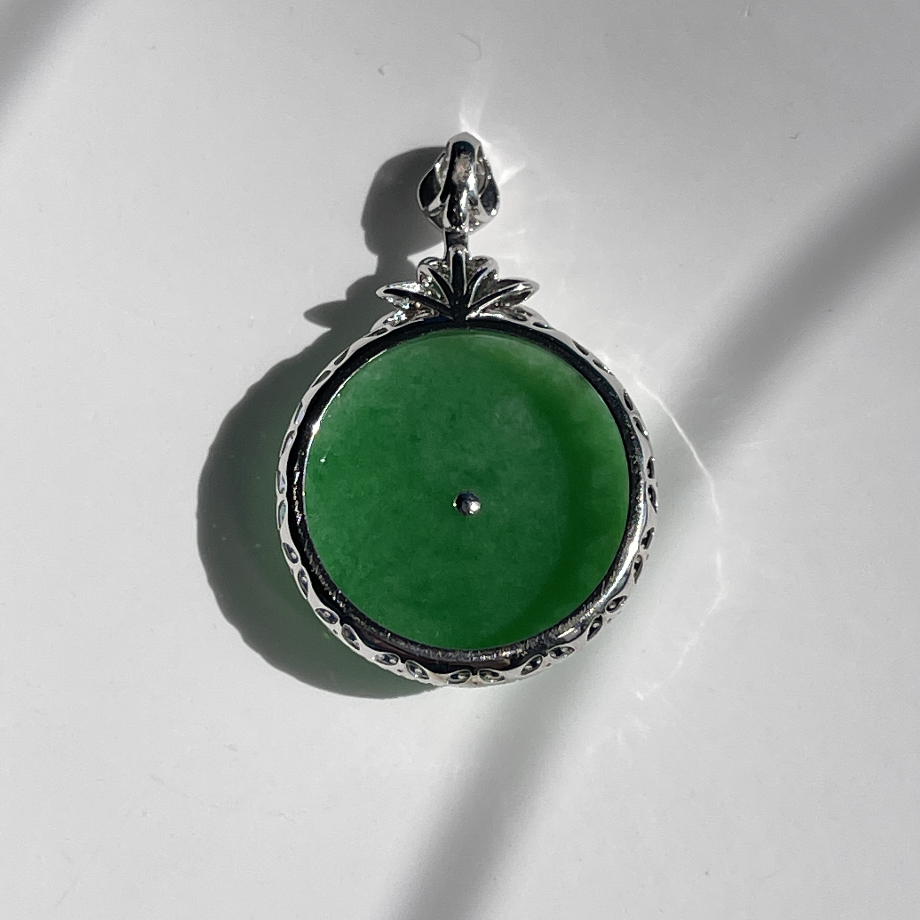 18K White Gold Round Green Jade Pendant  (PJA00051)
