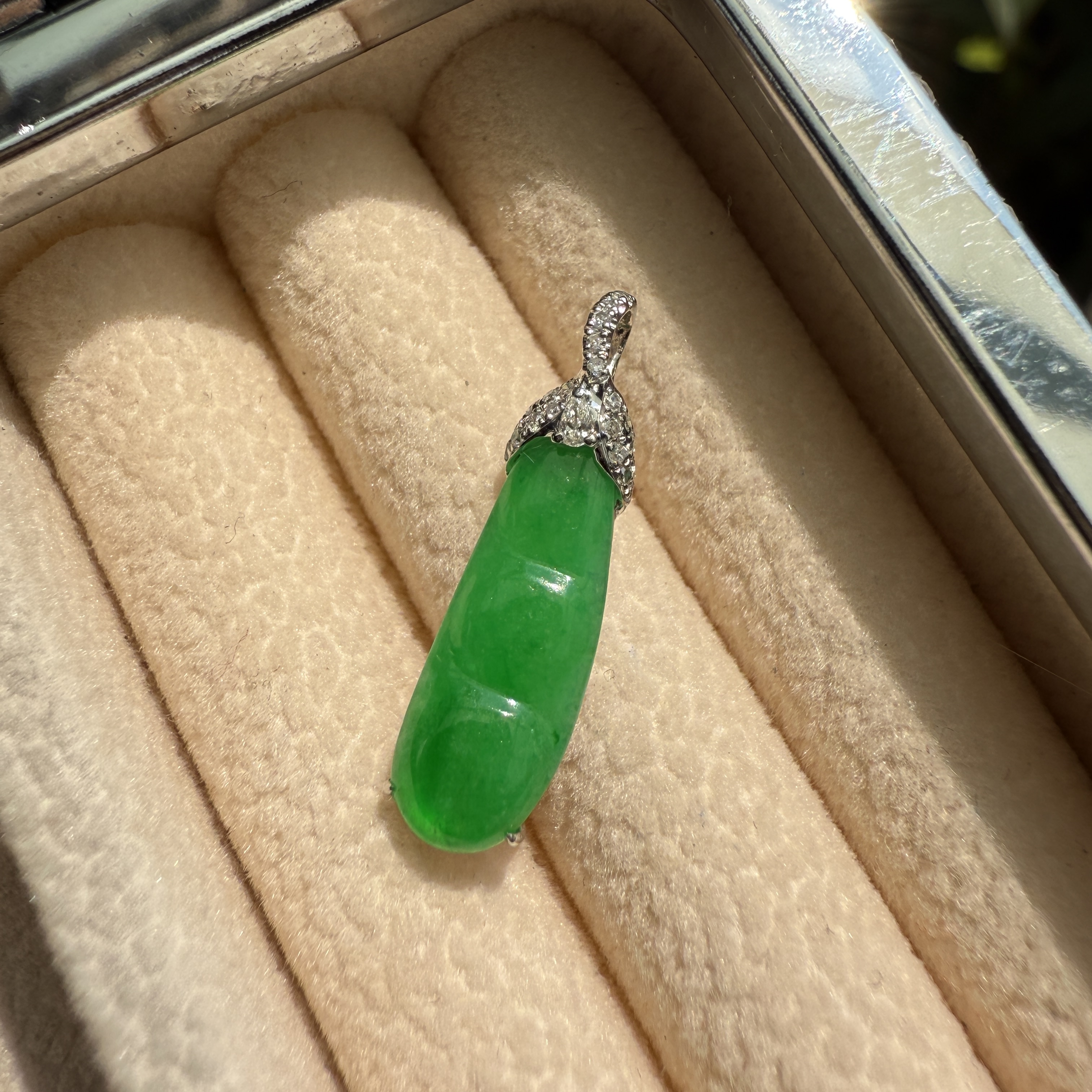 Icy Green Peapod Pendant (PJA00881)