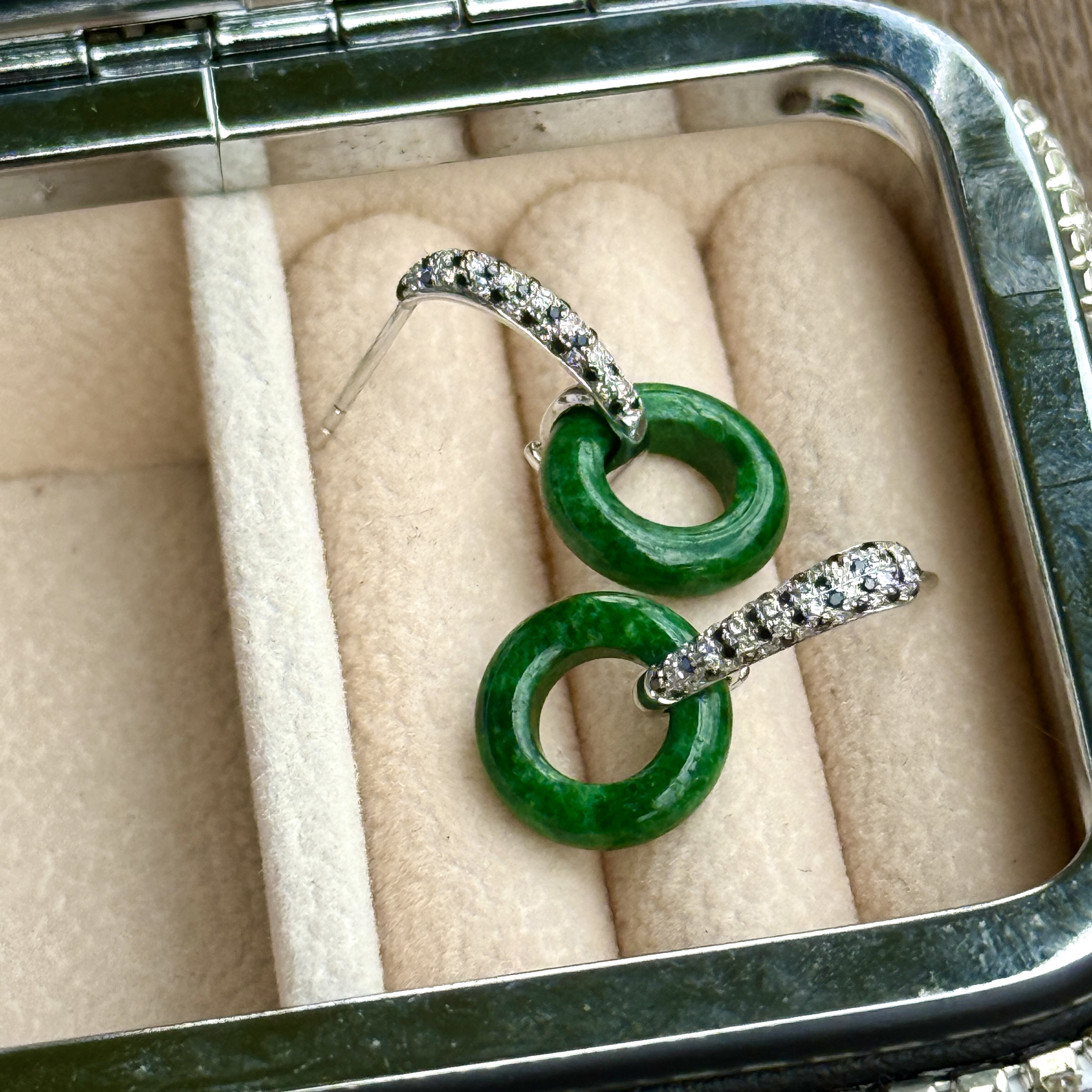 18k White Gold Intense Green Donuts Earrings (PJA00842)