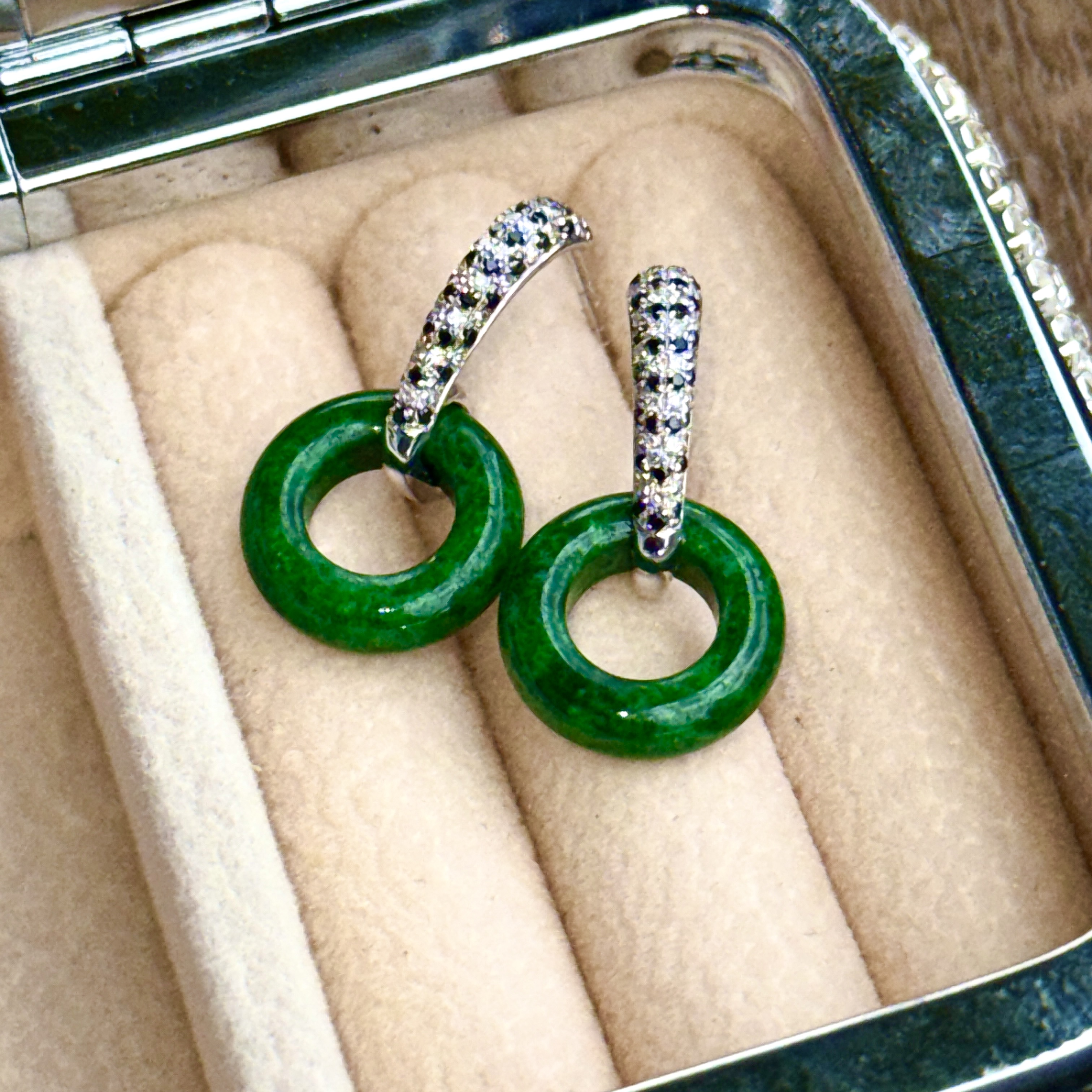 18k White Gold Intense Green Donuts Earrings (PJA00842)