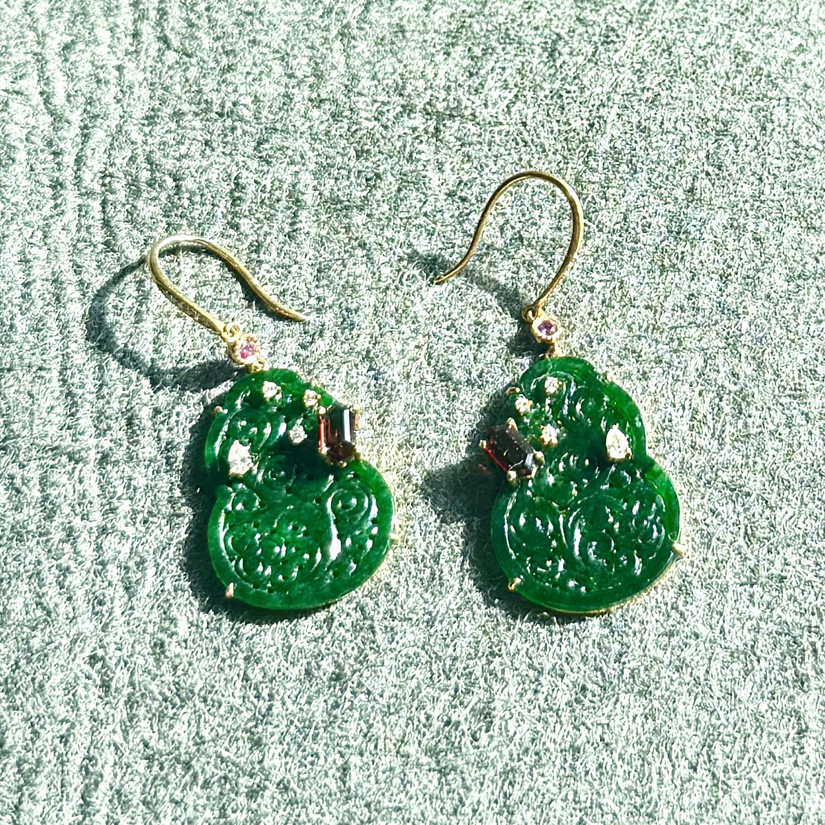 18K Yellow Gold Green Carved Hulu Jade Earrings (PJA00692)