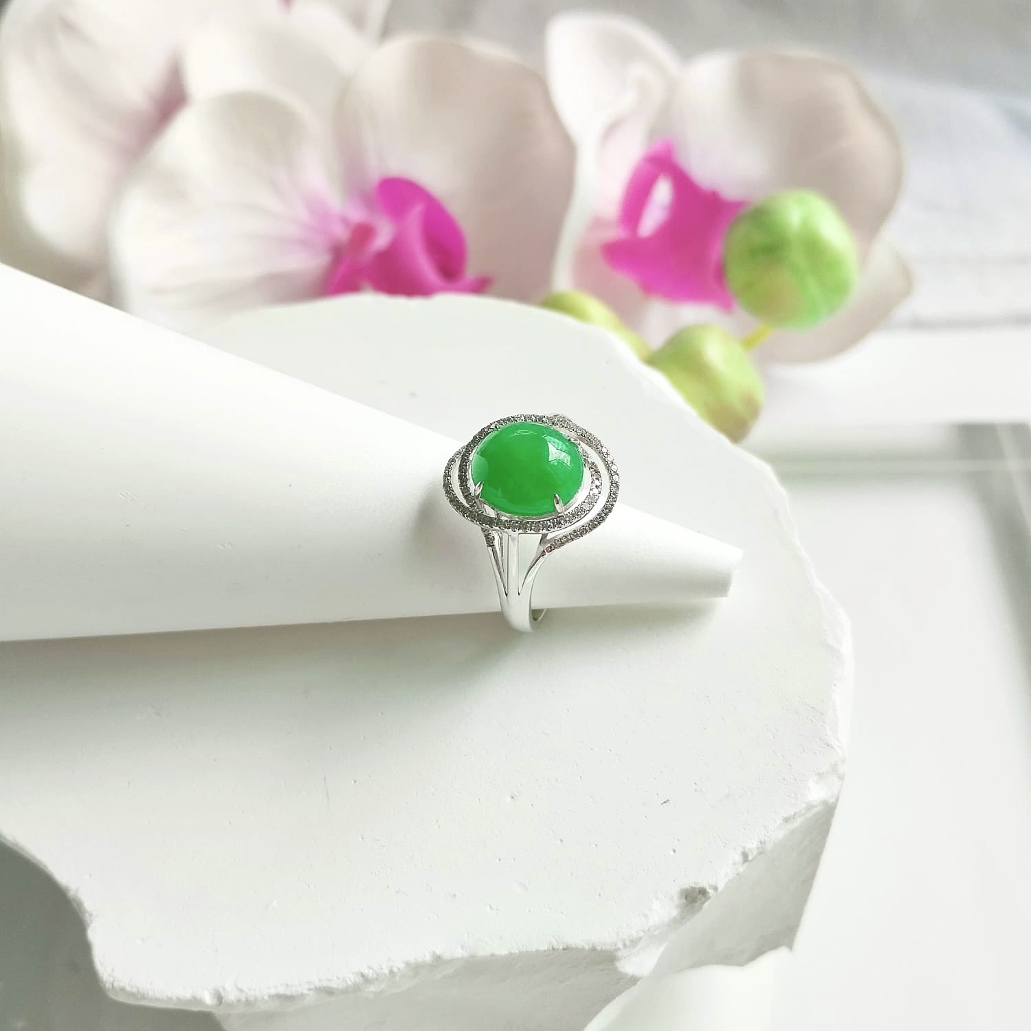 18k White Gold Green Cabochon Jade Ring (PJA00930)