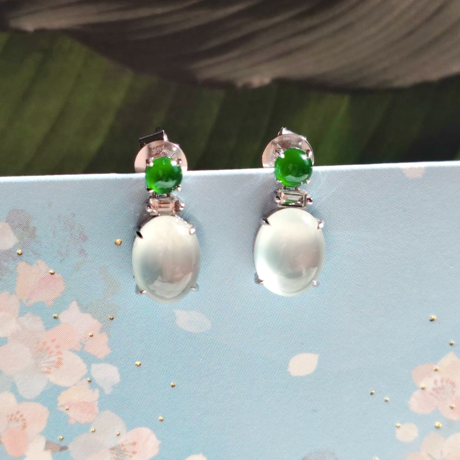 18K White Gold Icy Colorless Cabochon Jade Earrings (PJA01340)