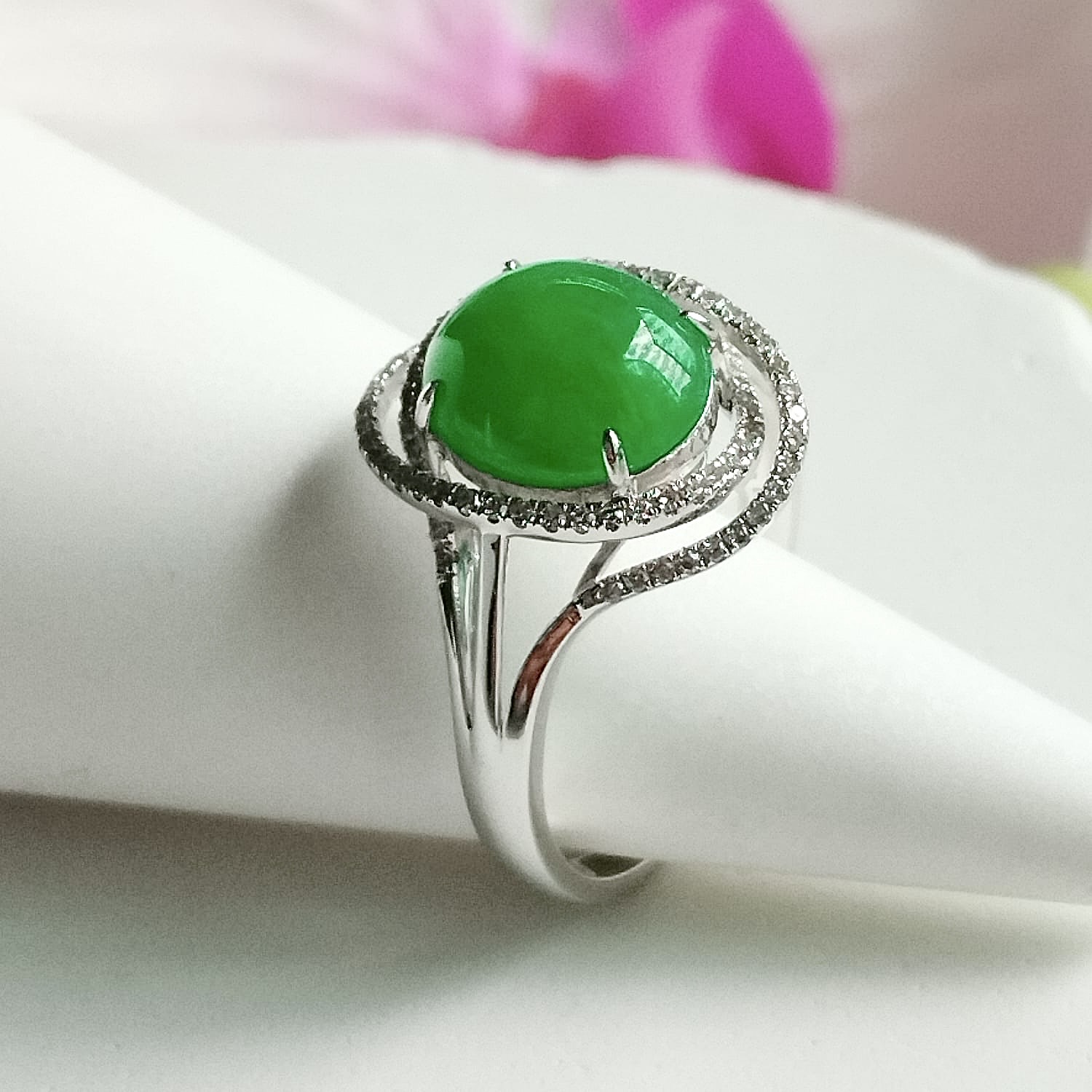 18k White Gold Green Cabochon Jade Ring (PJA00930)