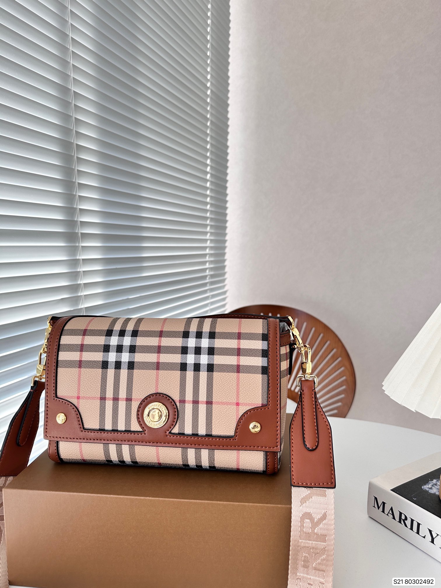 【BURBERRY 公式旗艦店】バーバリー   斜めがけバッグ当日出荷 好評に付き再入荷！24*15CM