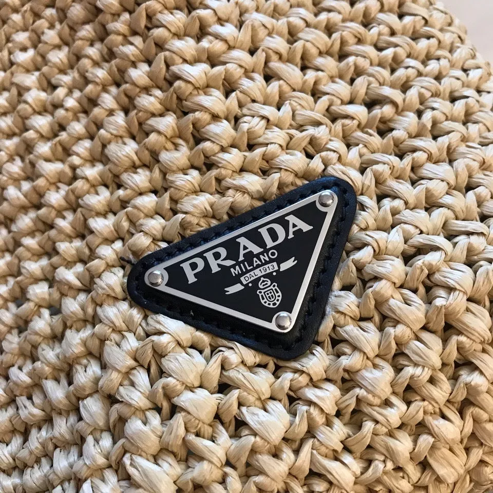 【2024】【PRADA】パリ限定！長澤まさみさん着用！夏らしいムードの大人気のラフィアトートバッグ！！