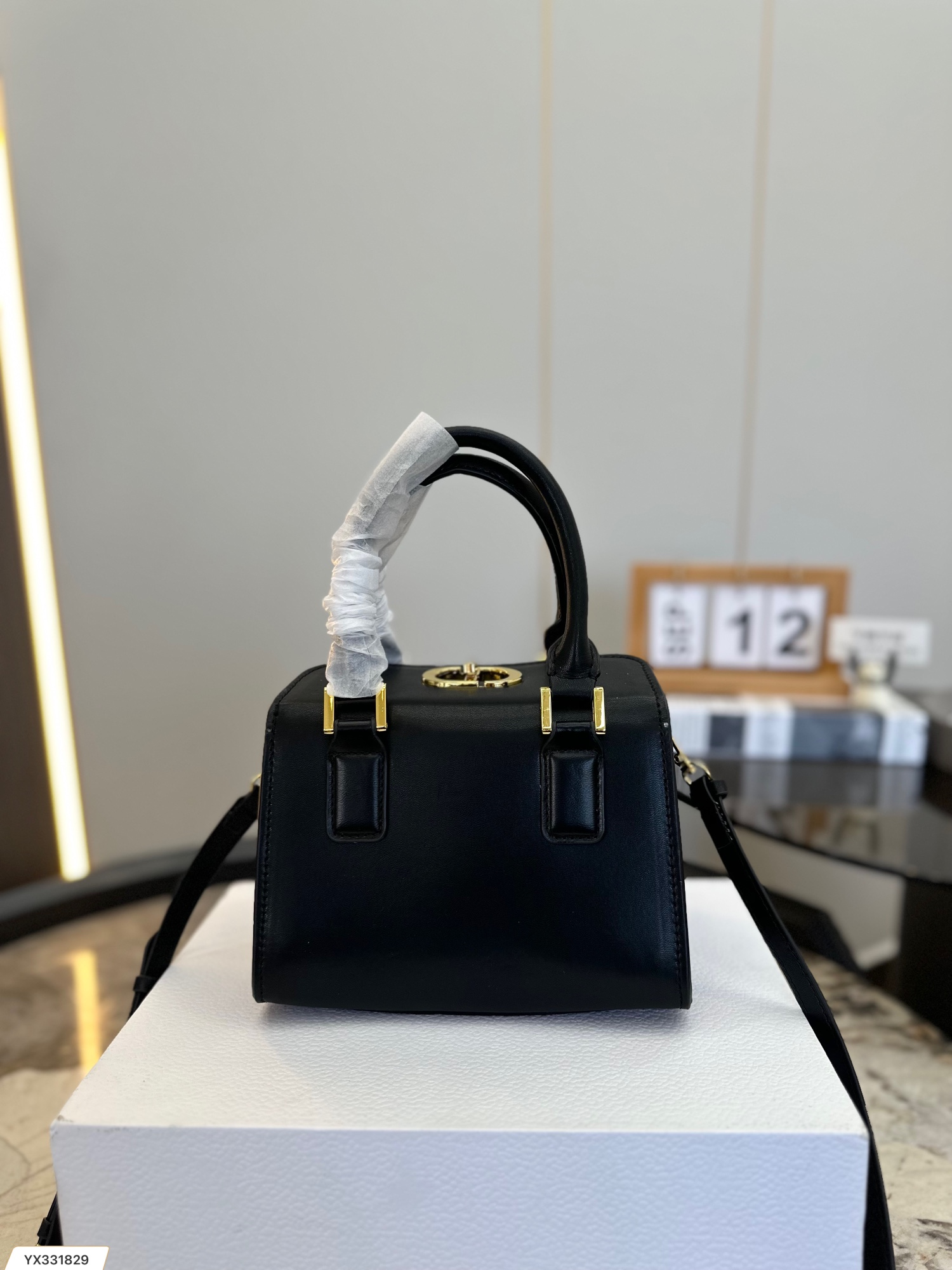 【DIOR  公式 旗艦店】ディオール   ショルダーバッグ 当日出荷 好評に付き再入荷！19*13CM