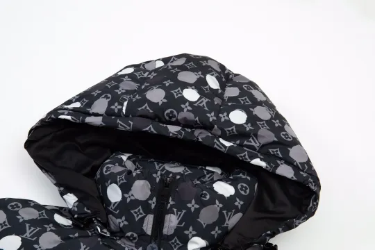 LOUIS VUITTON   ルイヴィトン  ダウンジャケット 241017