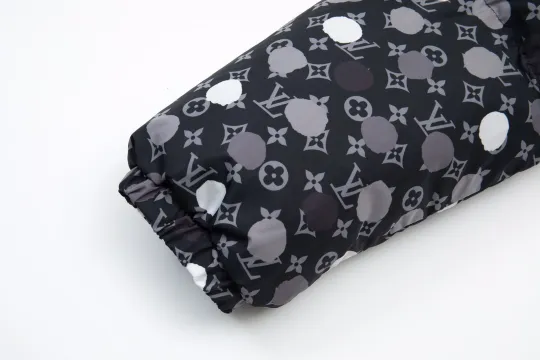 LOUIS VUITTON   ルイヴィトン  ダウンジャケット 241017