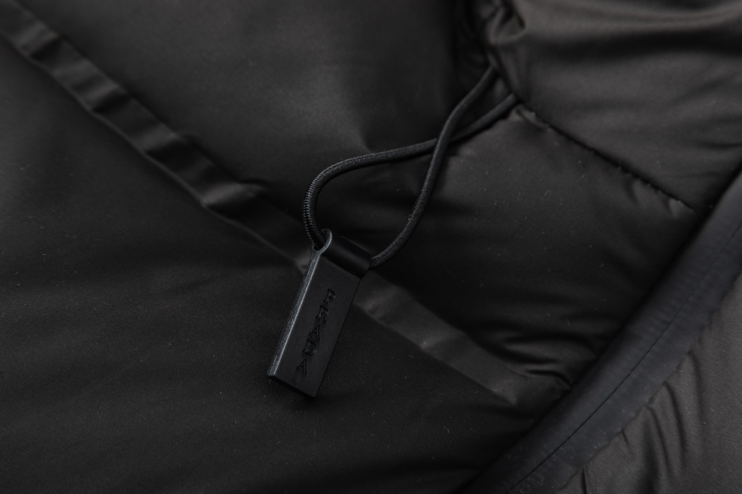 【PRADA  公式旗艦店】プラダ  ダウンジャケット 好評に付き再入荷！ 271017