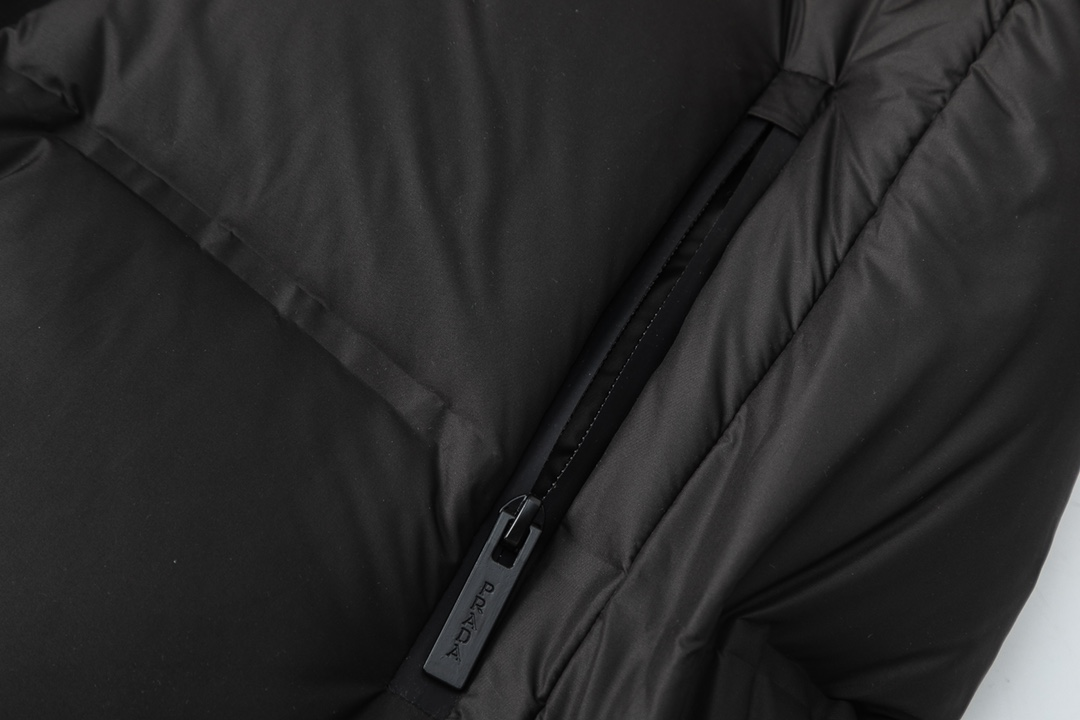 【PRADA  公式旗艦店】プラダ  ダウンジャケット 好評に付き再入荷！ 271017