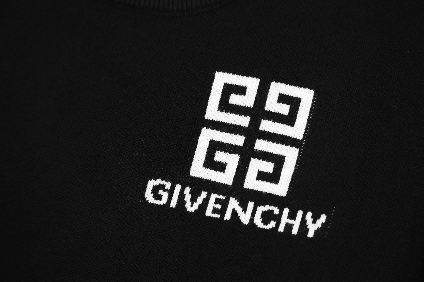 【GIVENCHY   公式旗艦店】ジバンシー  セーター好評に付き再入荷！ 241128