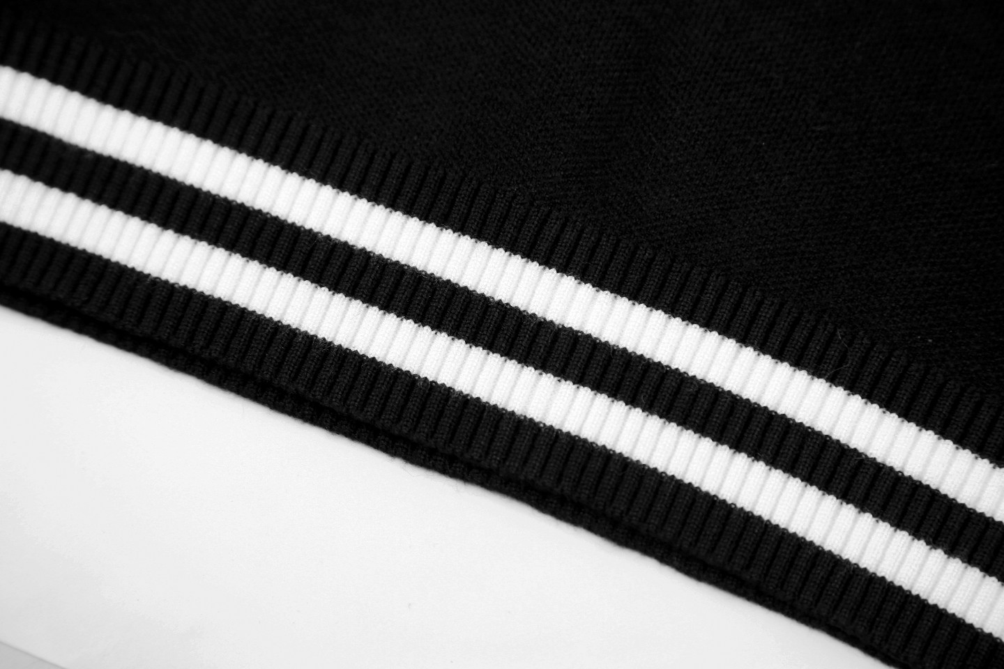 【GIVENCHY   公式旗艦店】ジバンシー  セーター好評に付き再入荷！ 241128