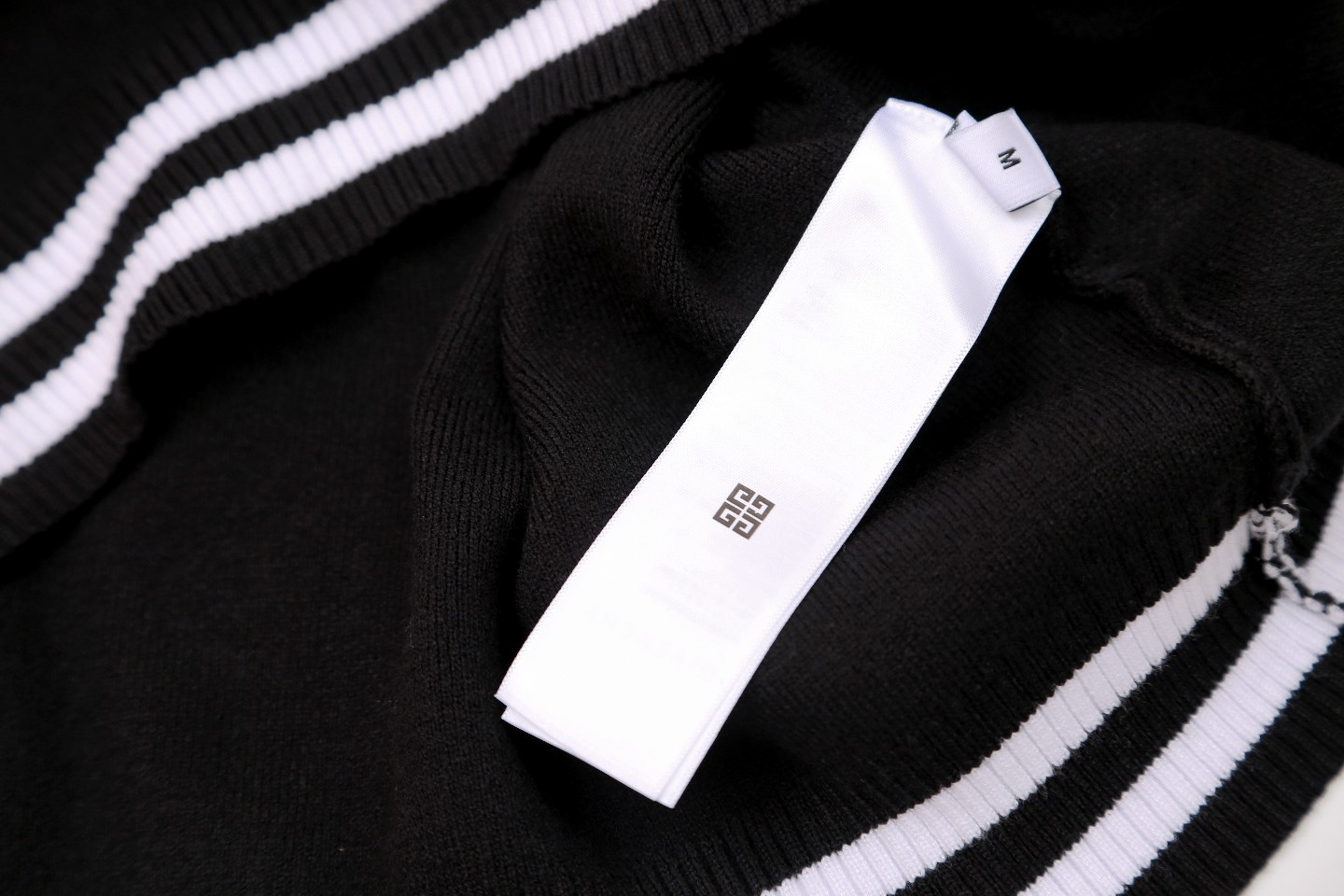 【GIVENCHY   公式旗艦店】ジバンシー  セーター好評に付き再入荷！ 241128