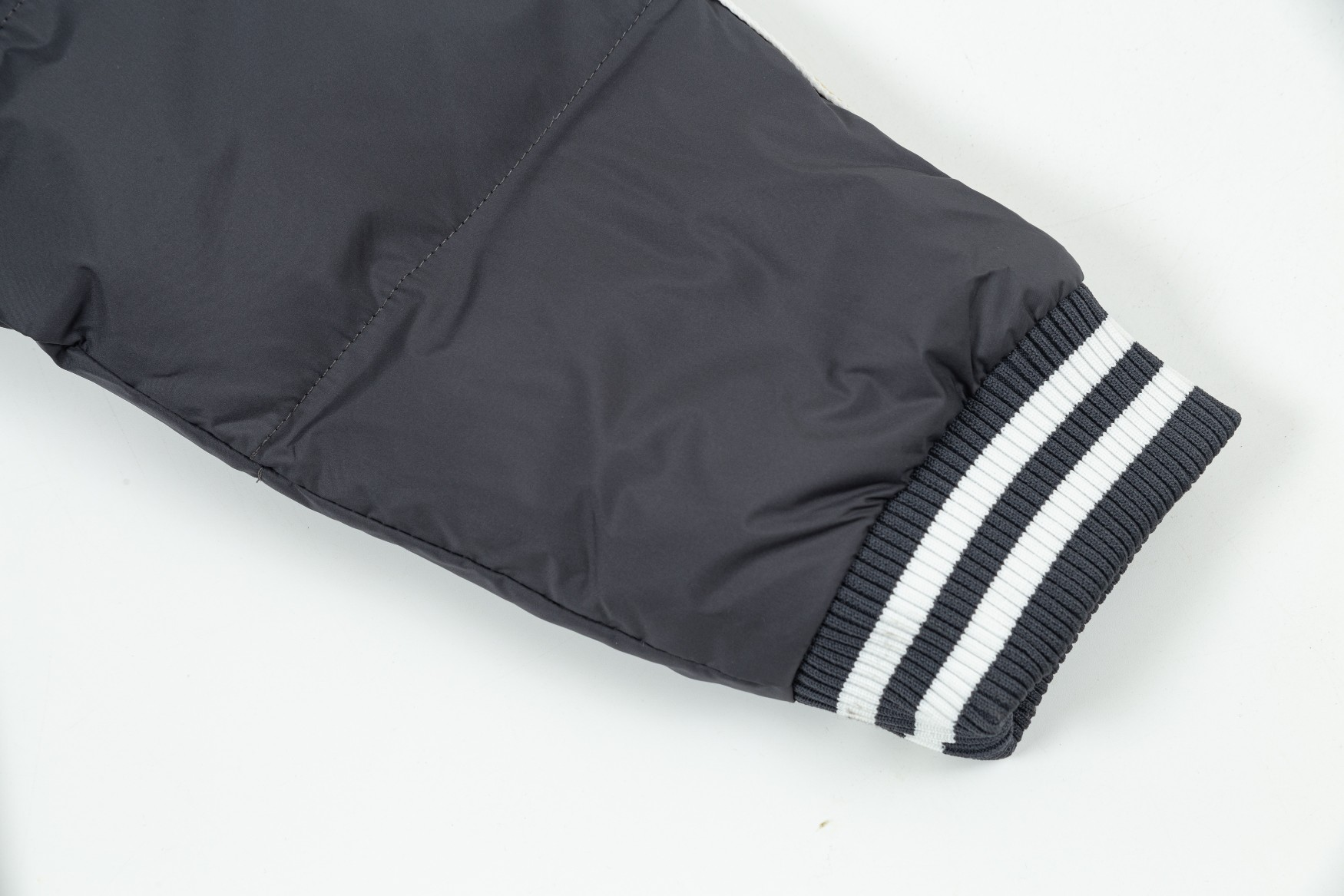 【GUCCI  公式旗艦店】グッチ   ダウンジャケット ご好評に付き再入荷！241205