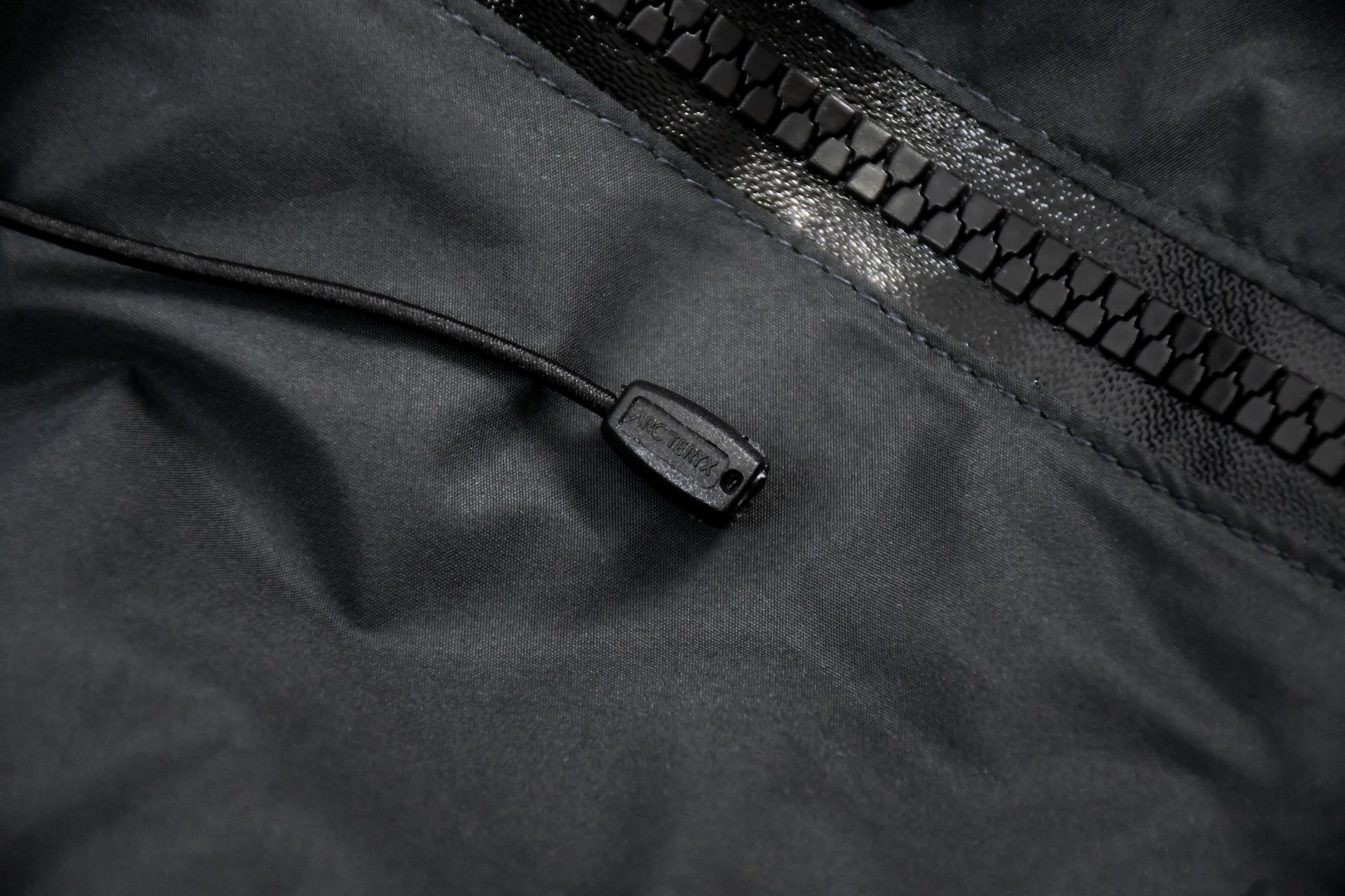 【ARCTERYX   公式旗艦店】 アークテリクス  ダウンジャケット ご好評に付き再入荷！  241205