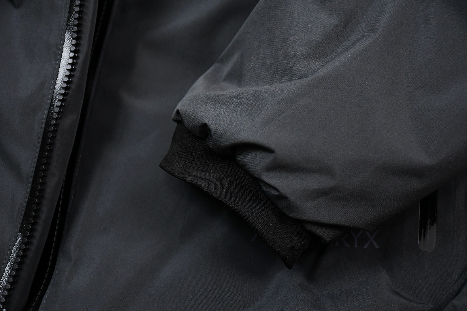 【ARCTERYX   公式旗艦店】 アークテリクス  ダウンジャケット ご好評に付き再入荷！  241205