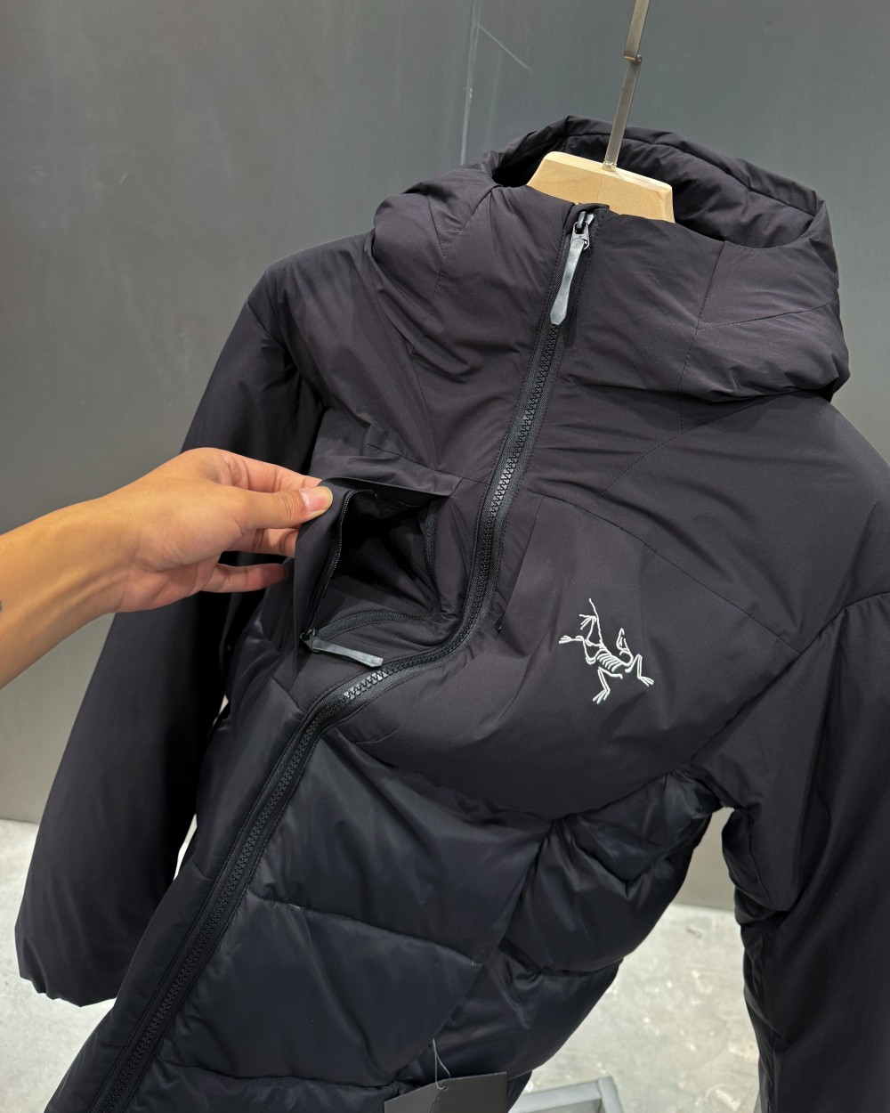 【ARCTERYX   公式旗艦店】 アークテリクス  ダウンジャケット ご好評に付き再入荷！  241205