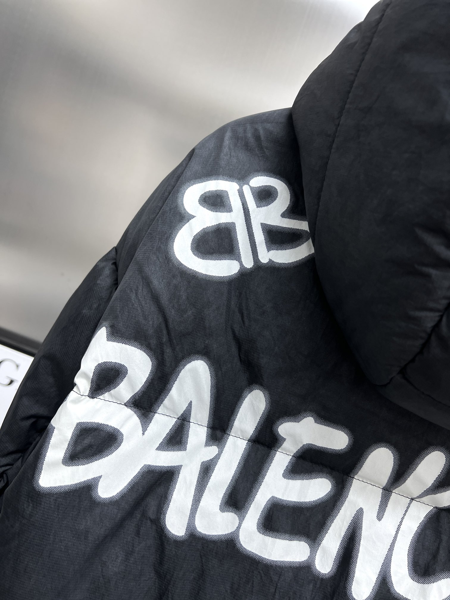 【BALENCIAGA   公式旗艦店】バレンシアガ   ダウンジャケット ご好評に付き再入荷！  241205