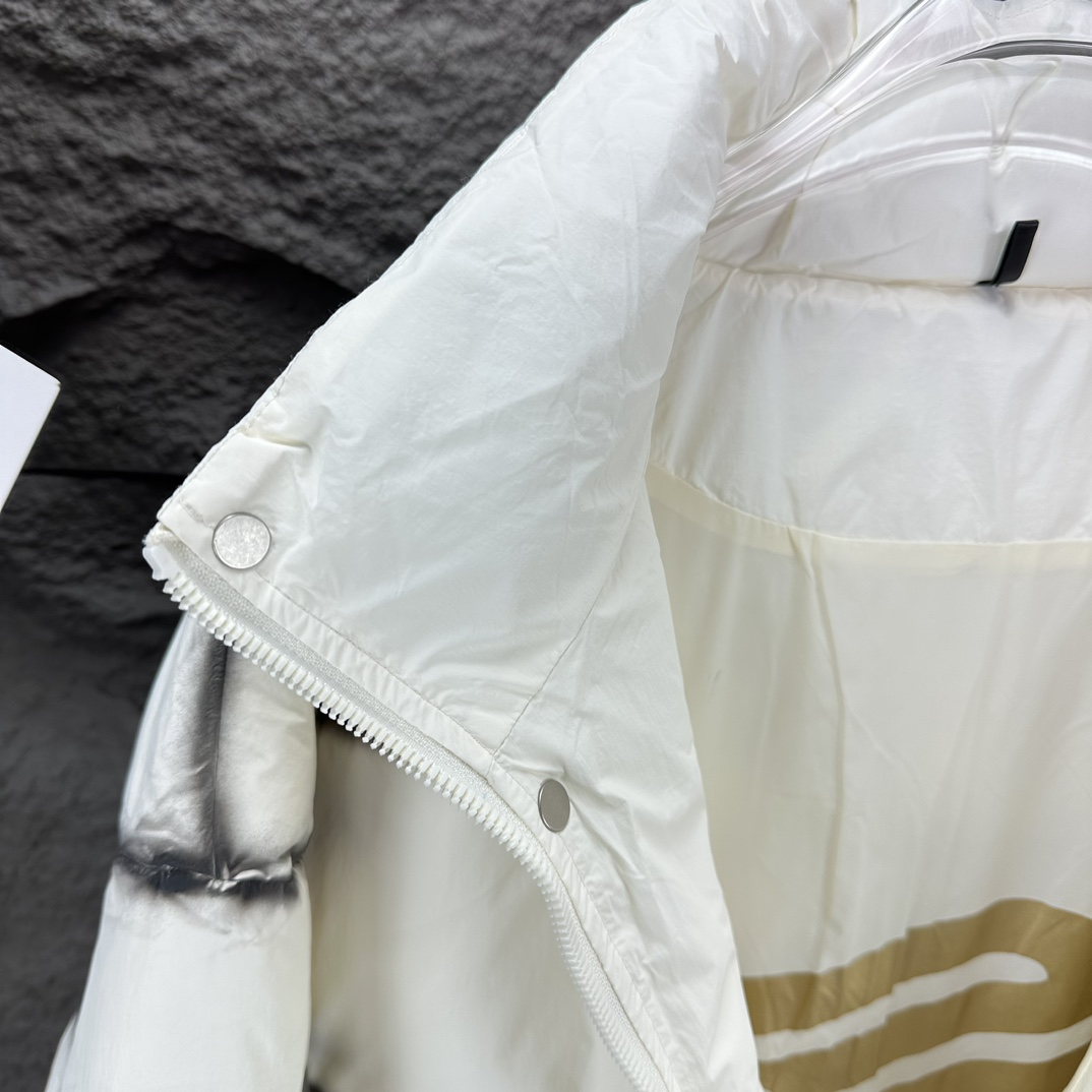 【BALENCIAGA   公式旗艦店】バレンシアガ   ダウンジャケット ご好評に付き再入荷！  241205