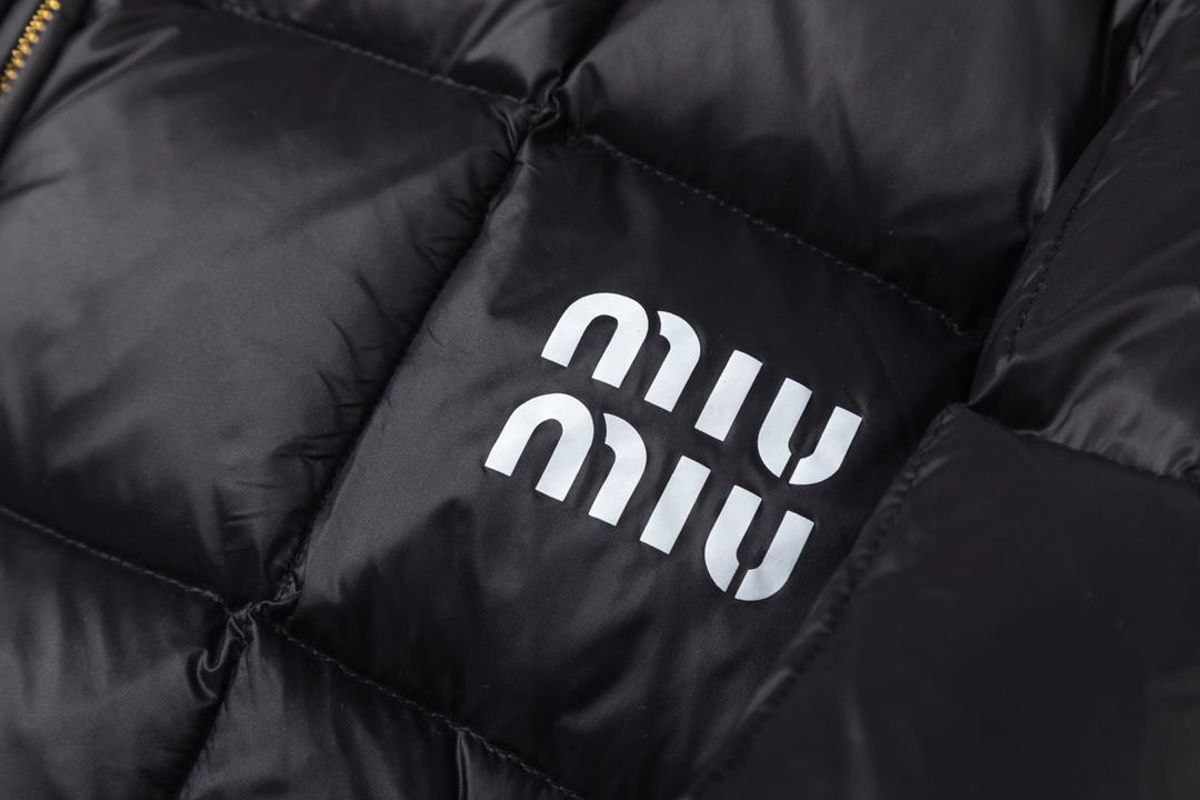 【Miumiu  公式旗艦店】ミュウミュウ ダウンジャケット ご好評に付き再入荷！241206