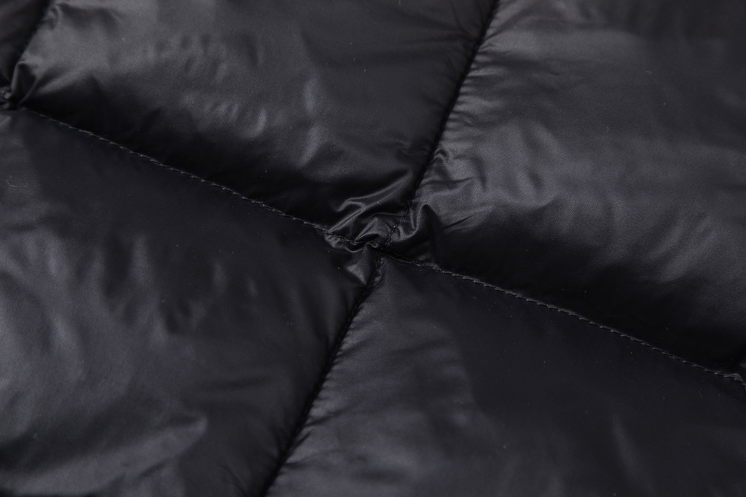 【Miumiu  公式旗艦店】ミュウミュウ ダウンジャケット ご好評に付き再入荷！241206