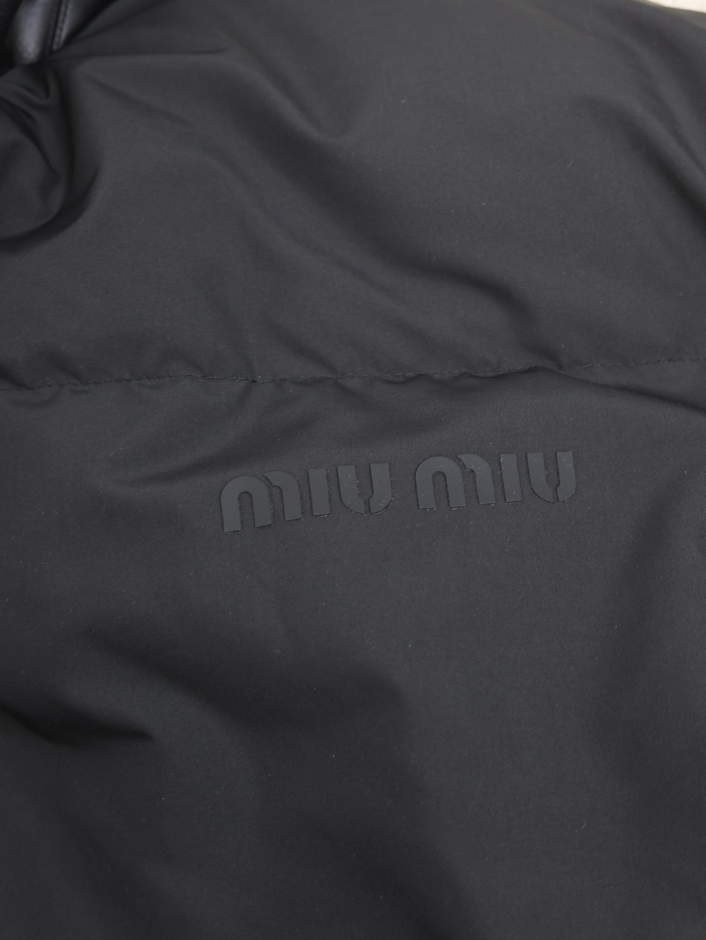 【Miumiu   公式旗艦店】ミュウミュウ ダウンジャケット ご好評に付き再入荷！241206