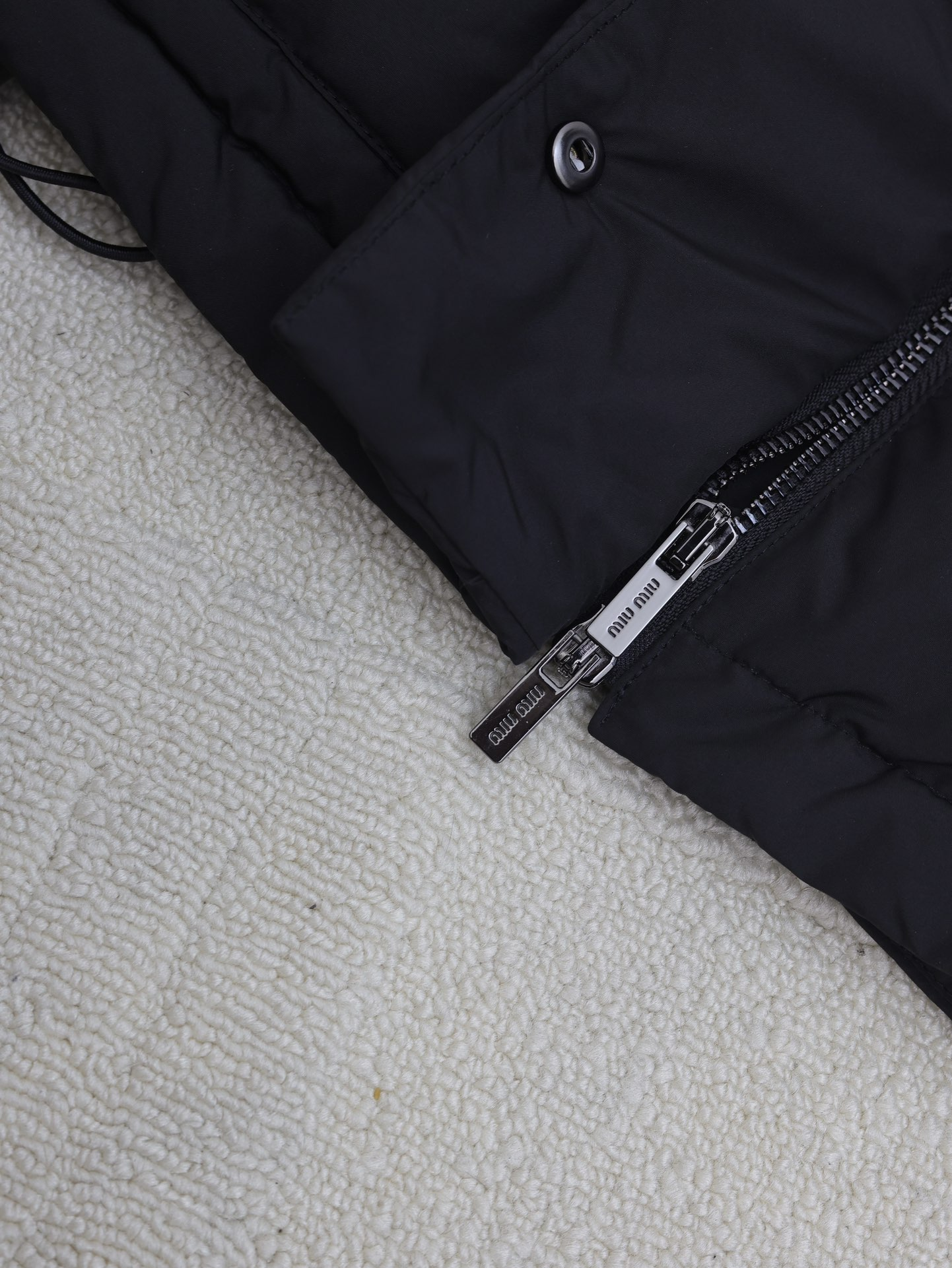 【Miumiu   公式旗艦店】ミュウミュウ ダウンジャケット ご好評に付き再入荷！241206