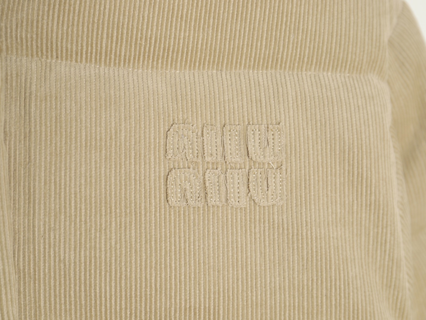 【Miumiu  公式旗艦店】ミュウミュウ ダウンジャケット ご好評に付き再入荷！241206