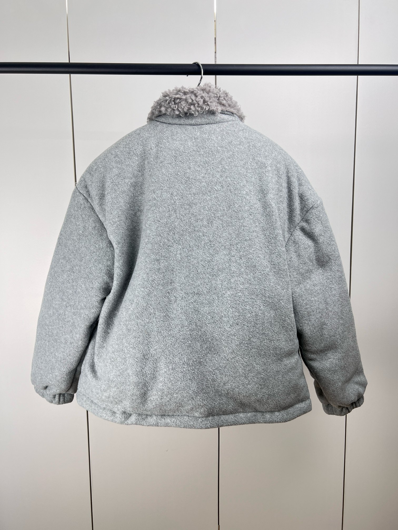 【Miumiu  公式旗艦店】ミュウミュウ ダウンジャケット ご好評に付き再入荷！241206