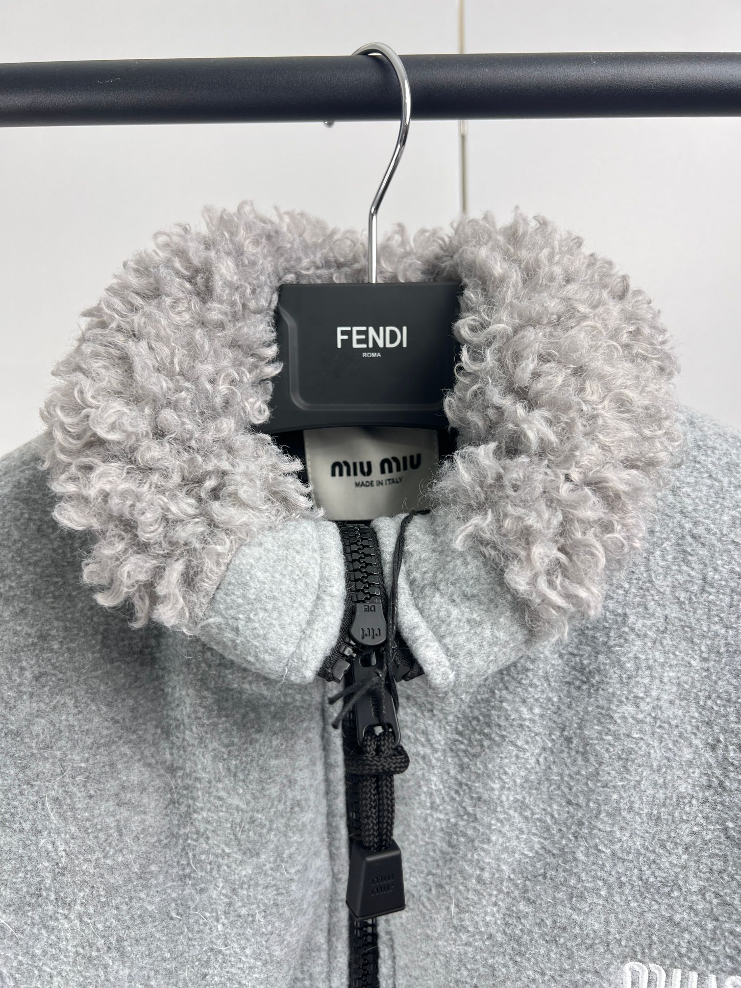 【Miumiu  公式旗艦店】ミュウミュウ ダウンジャケット ご好評に付き再入荷！241206