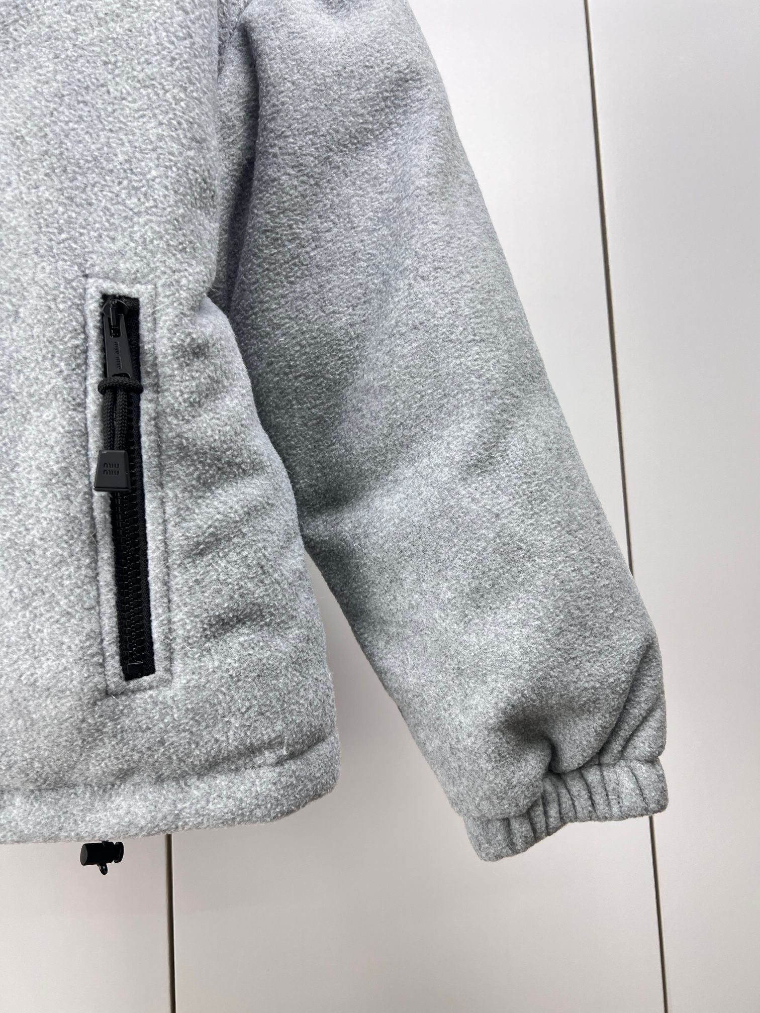 【Miumiu  公式旗艦店】ミュウミュウ ダウンジャケット ご好評に付き再入荷！241206