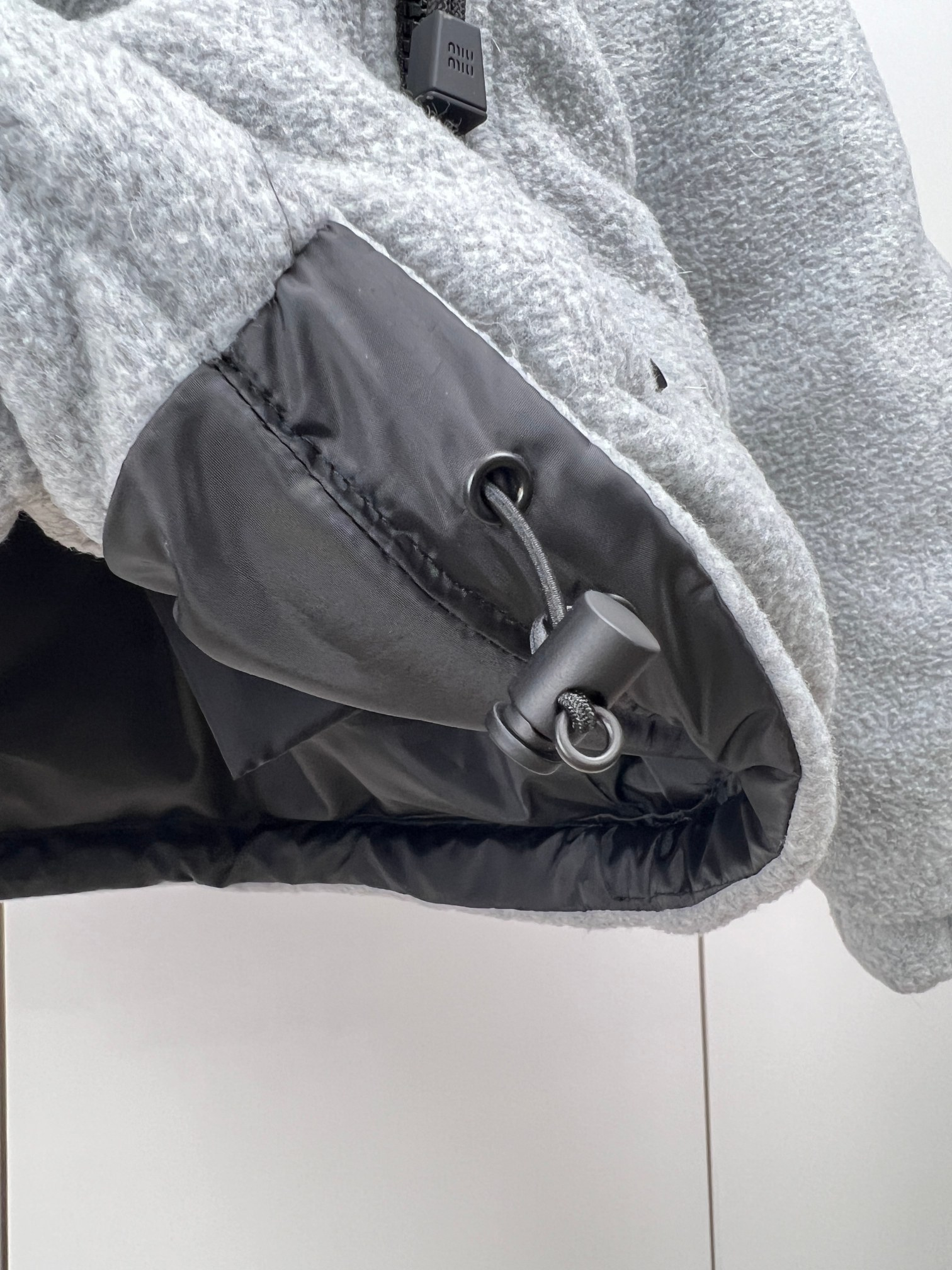 【Miumiu  公式旗艦店】ミュウミュウ ダウンジャケット ご好評に付き再入荷！241206