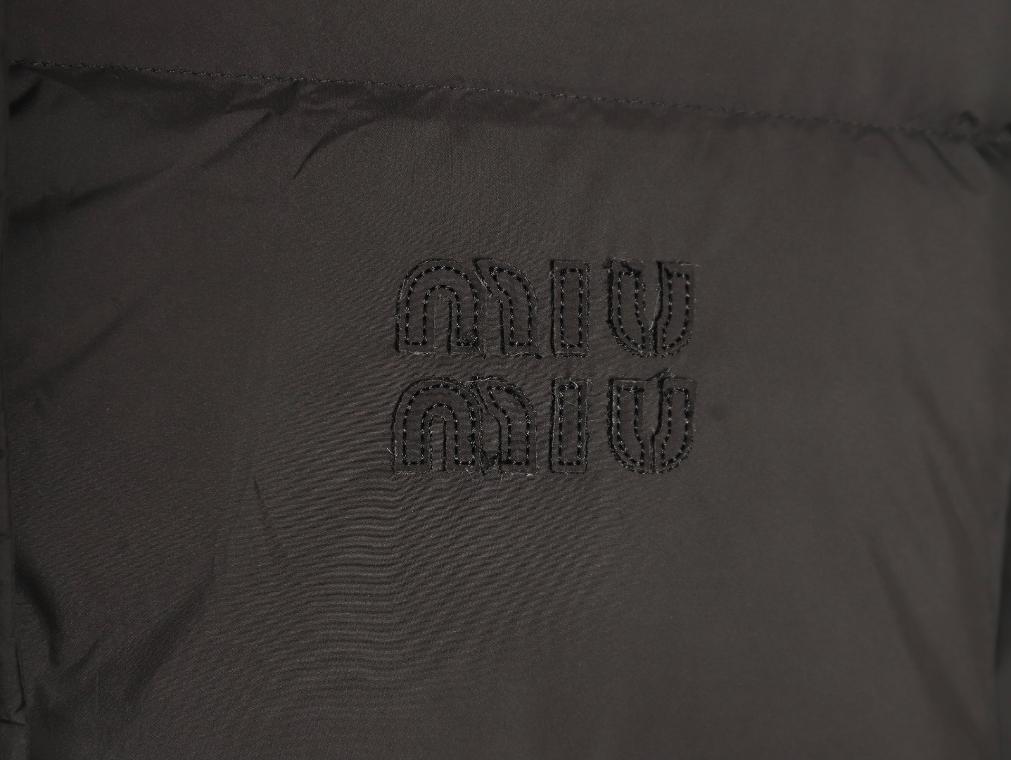 【Miumiu  公式旗艦店】ミュウミュウ ダウンジャケット ご好評に付き再入荷！241206