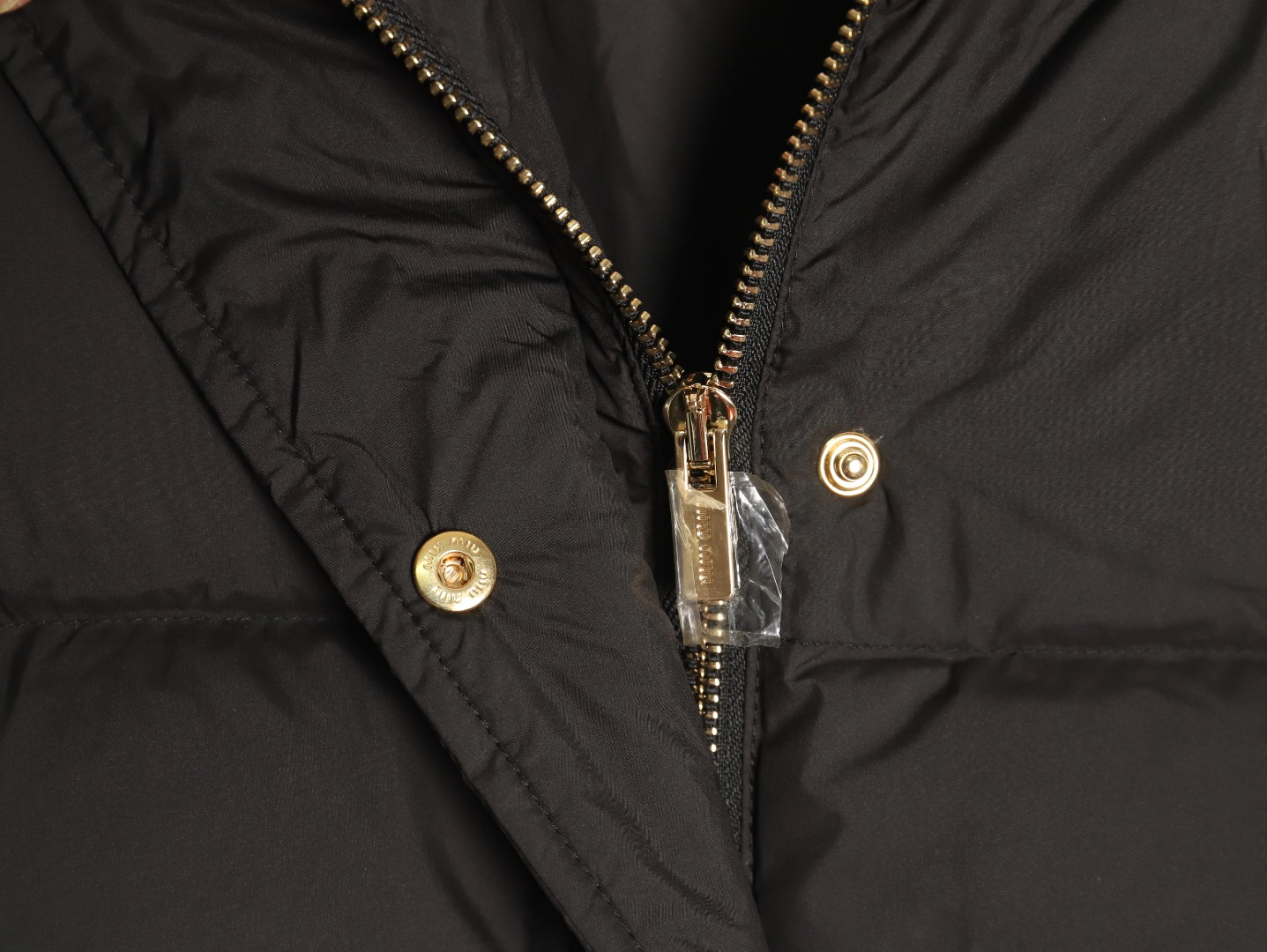 【Miumiu  公式旗艦店】ミュウミュウ ダウンジャケット ご好評に付き再入荷！241206