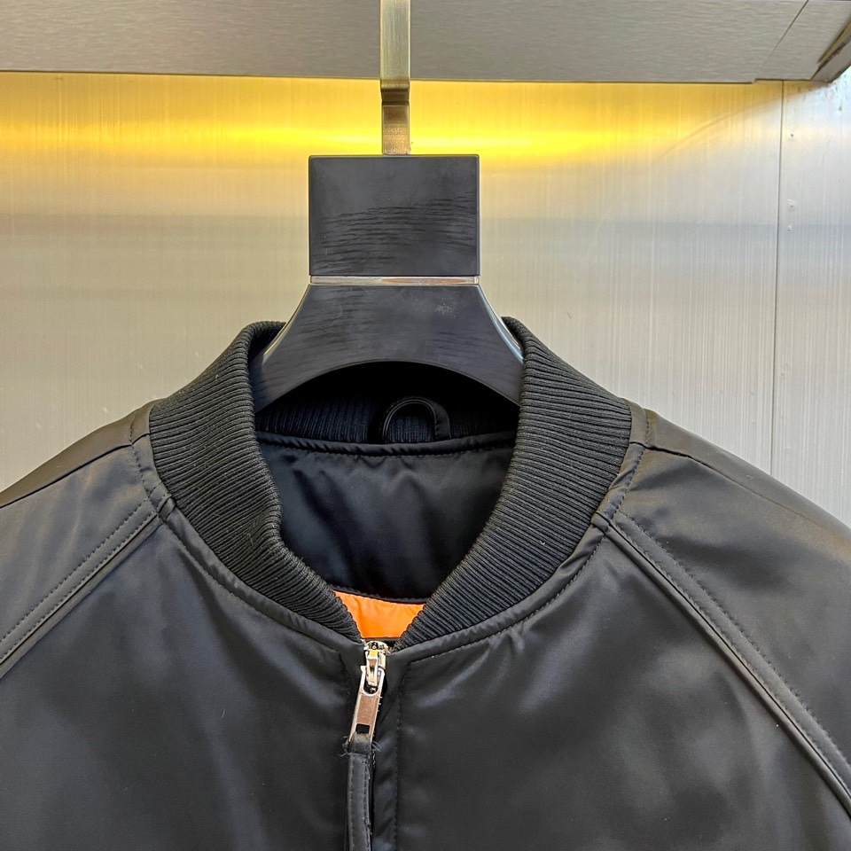 【Miumiu  公式旗艦店】ミュウミュウ ダウンジャケット ご好評に付き再入荷！241206