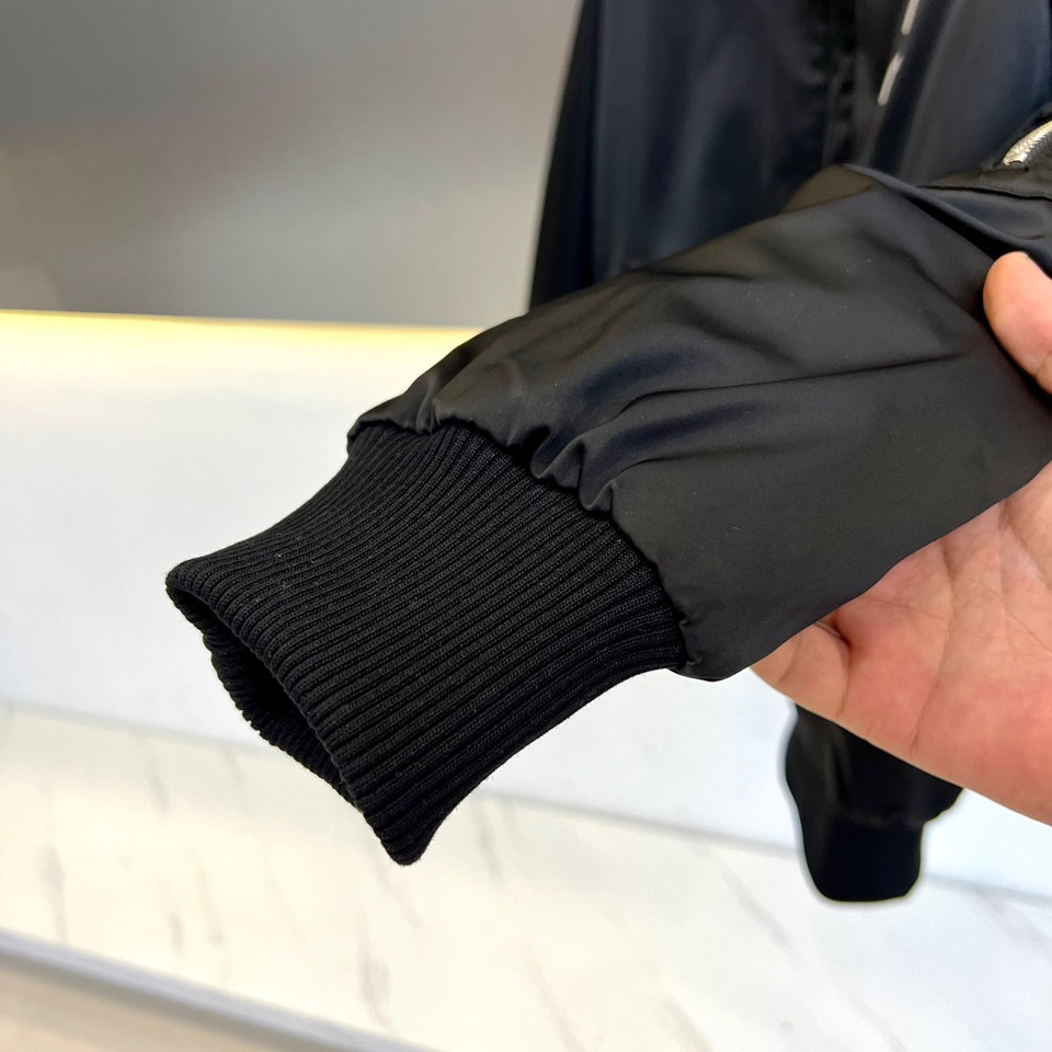 【Miumiu  公式旗艦店】ミュウミュウ ダウンジャケット ご好評に付き再入荷！241206