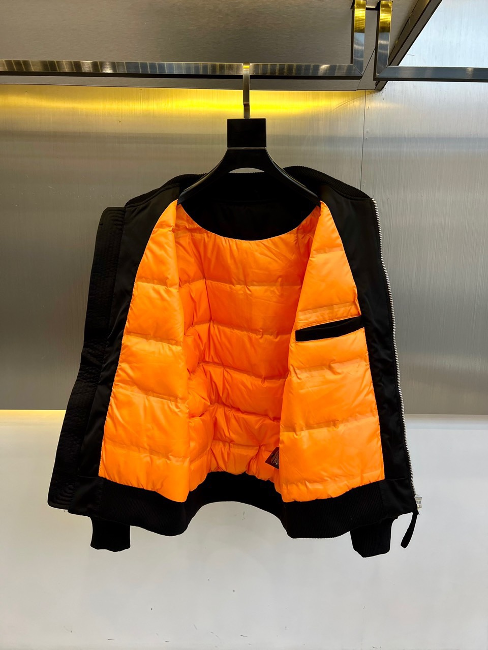 【Miumiu  公式旗艦店】ミュウミュウ ダウンジャケット ご好評に付き再入荷！241206