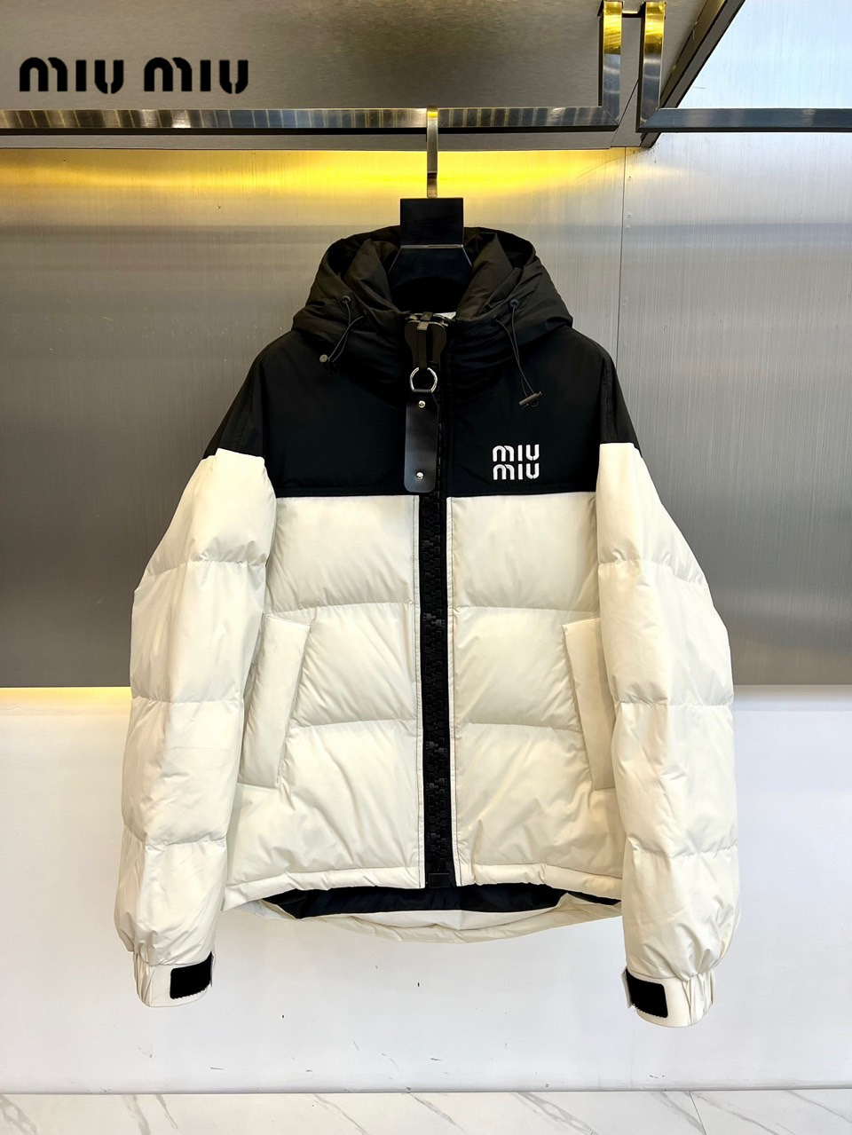 【Miumiu  公式旗艦店】ミュウミュウ ダウンジャケット ご好評に付き再入荷！241206