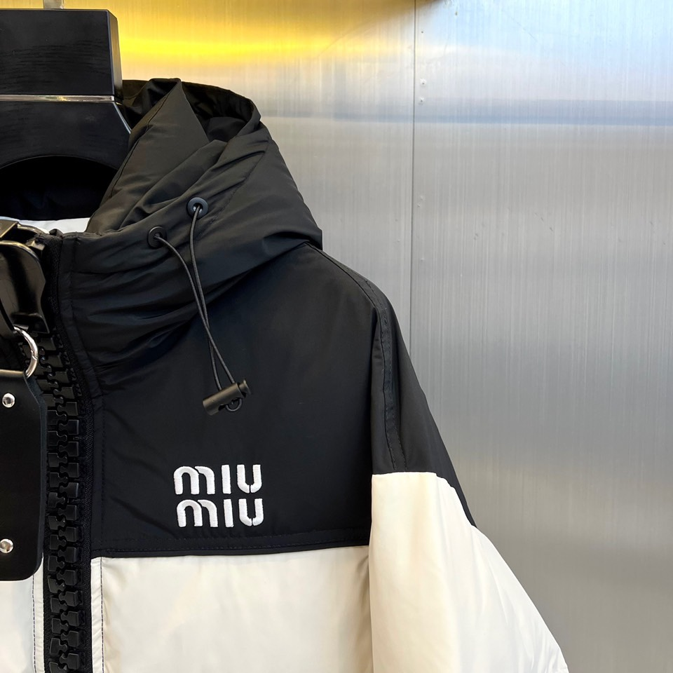 【Miumiu  公式旗艦店】ミュウミュウ ダウンジャケット ご好評に付き再入荷！241206
