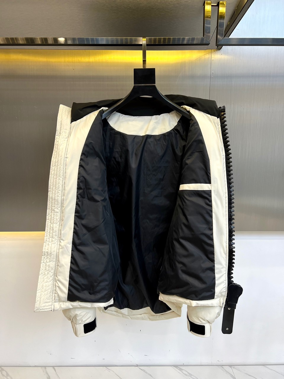 【Miumiu  公式旗艦店】ミュウミュウ ダウンジャケット ご好評に付き再入荷！241206