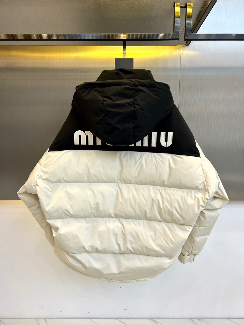 【Miumiu  公式旗艦店】ミュウミュウ ダウンジャケット ご好評に付き再入荷！241206