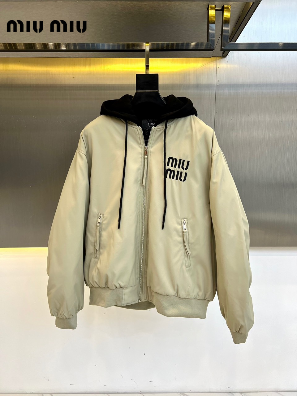 【Miumiu  公式旗艦店】ミュウミュウ ダウンジャケット ご好評に付き再入荷！241206