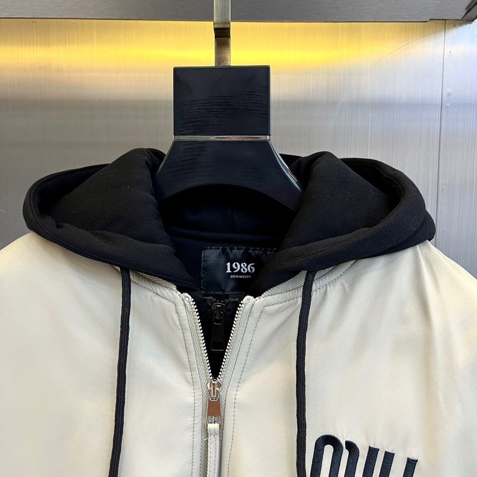 【Miumiu  公式旗艦店】ミュウミュウ ダウンジャケット ご好評に付き再入荷！241206