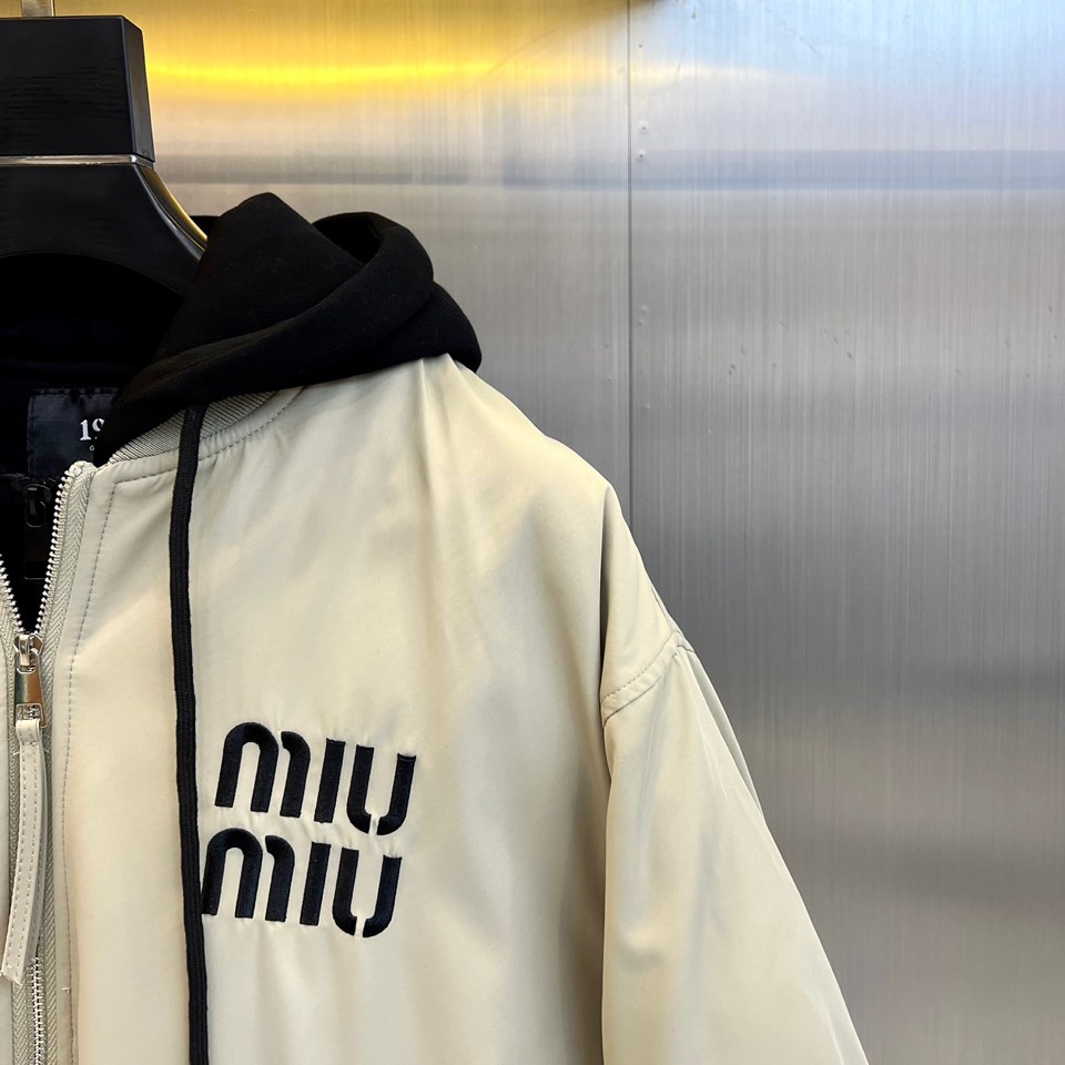 【Miumiu  公式旗艦店】ミュウミュウ ダウンジャケット ご好評に付き再入荷！241206