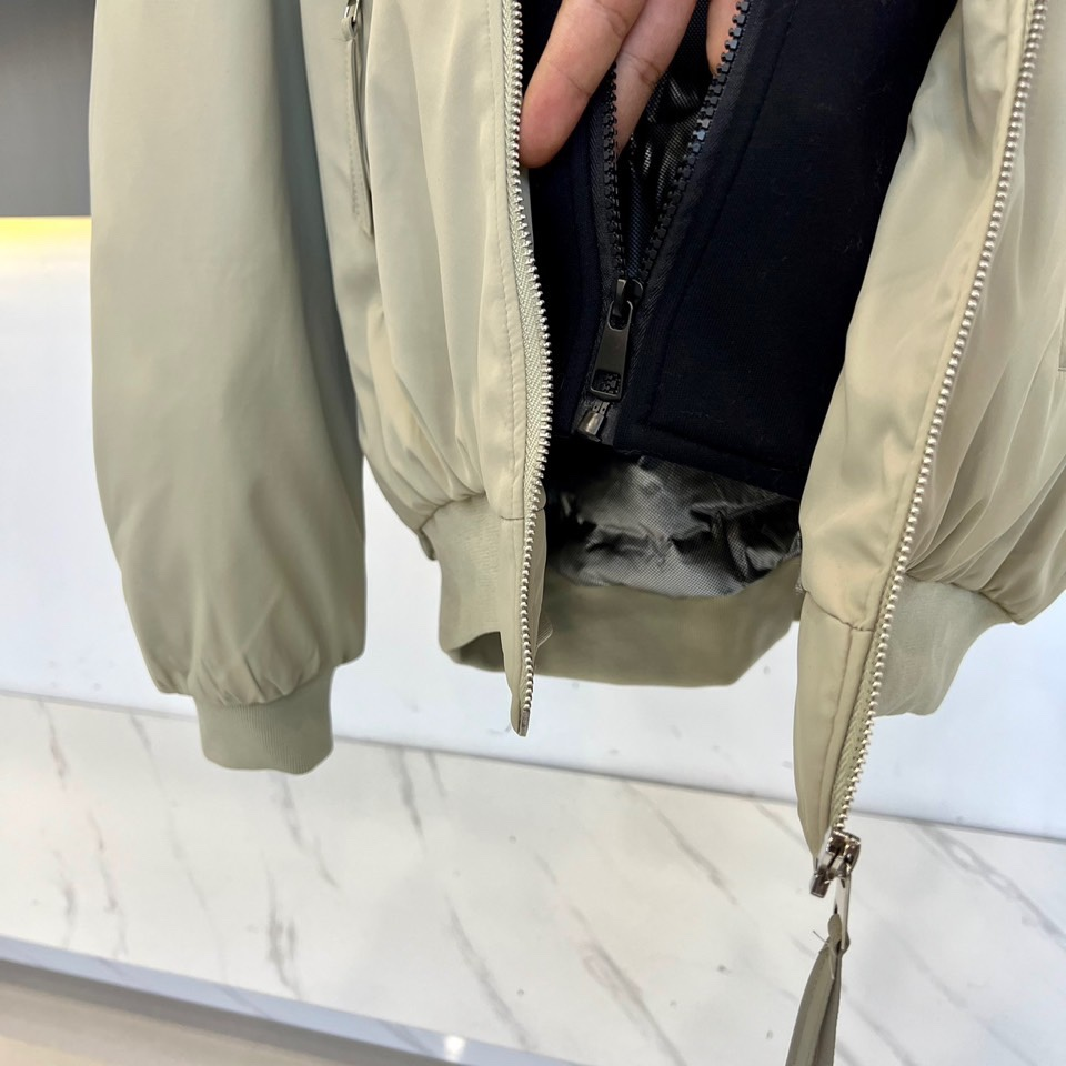 【Miumiu  公式旗艦店】ミュウミュウ ダウンジャケット ご好評に付き再入荷！241206