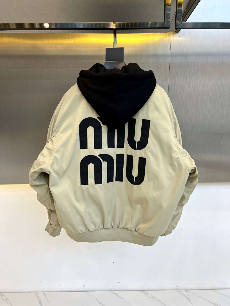 【Miumiu  公式旗艦店】ミュウミュウ ダウンジャケット ご好評に付き再入荷！241206