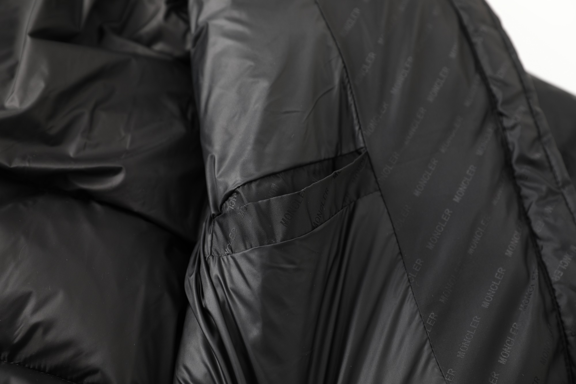 【MONCLER 公式旗艦店】モンクレール  ダウンジャケット好評に付き再入荷！ 241206